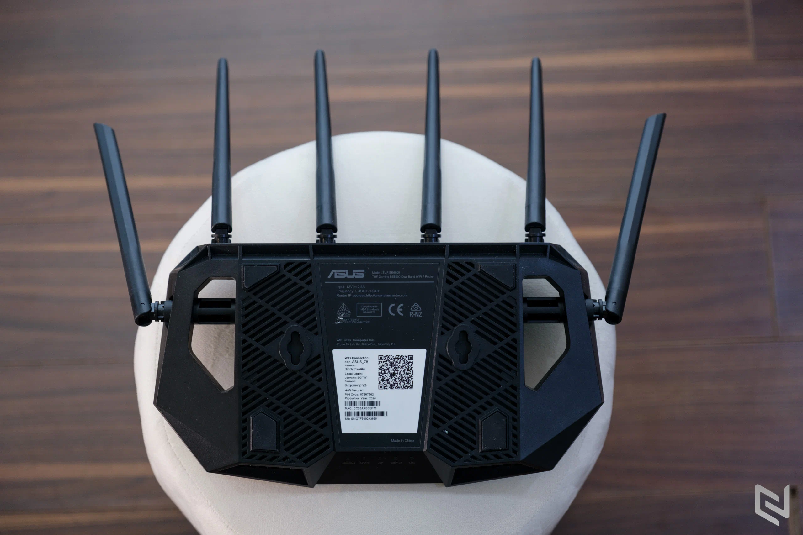 Trên tay ASUS TUF Gaming BE6500: WiFi 7 6500Mbps, 4 cổng 2.5GbE và tản nhiệt nghiêm túc cho gaming liên tục