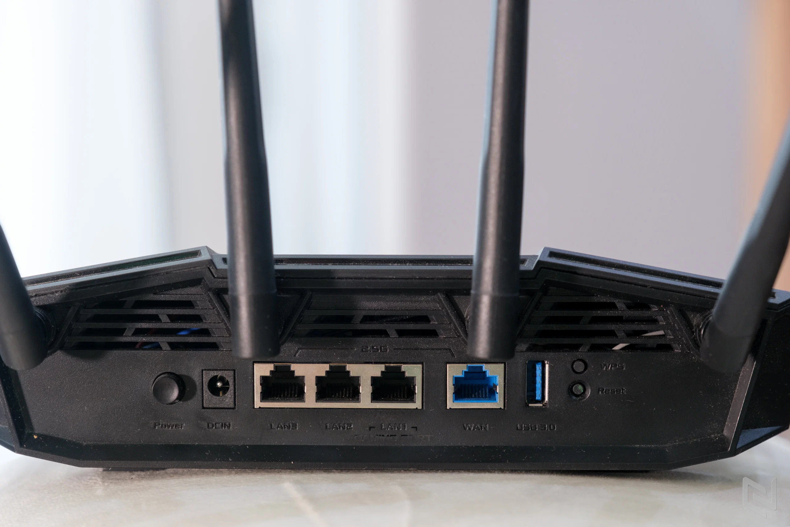 Trên tay ASUS TUF Gaming BE6500: WiFi 7 6500Mbps, 4 cổng 2.5GbE và tản nhiệt nghiêm túc cho gaming liên tục