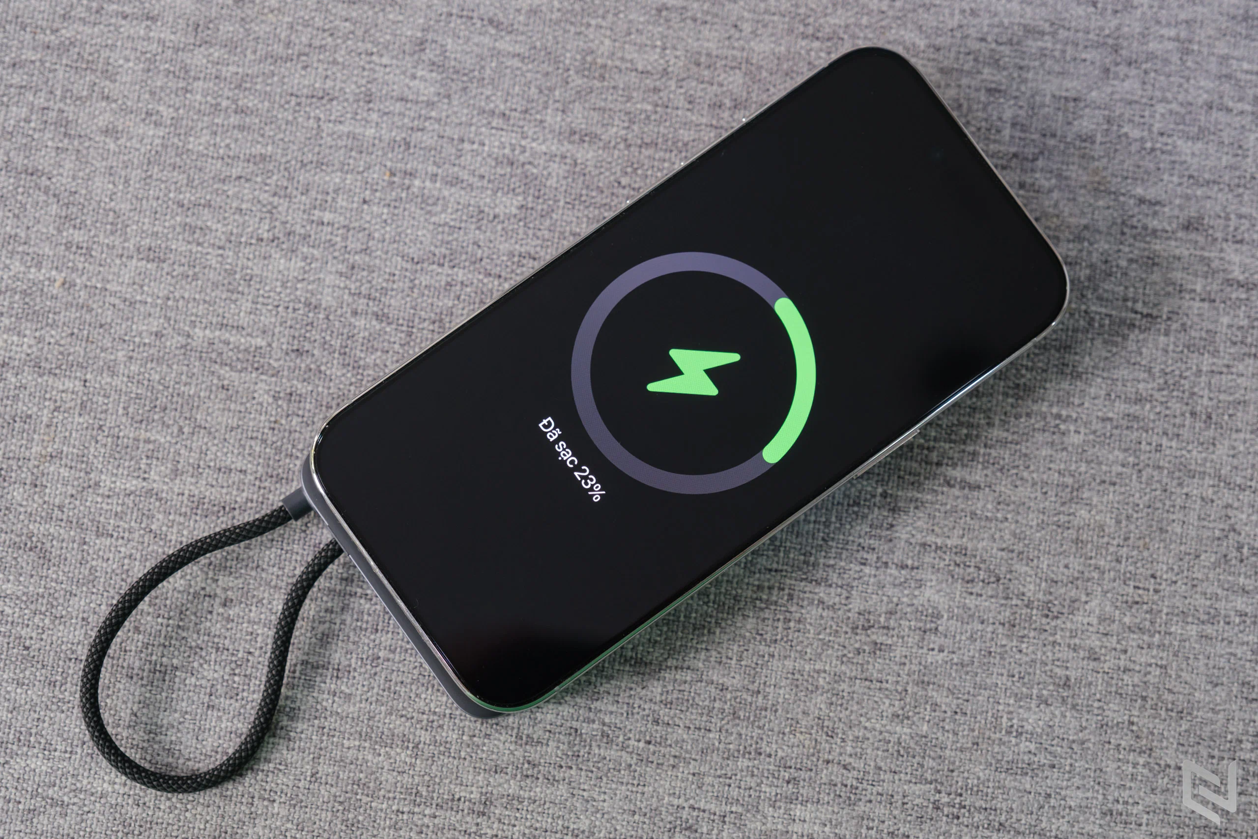 Đánh giá UGREEN MagFlow Air (PB570): Pin Magsafe 10000mAh chuẩn Qi2 15W, mỏng 13.9mm, dây sạc tích hợp