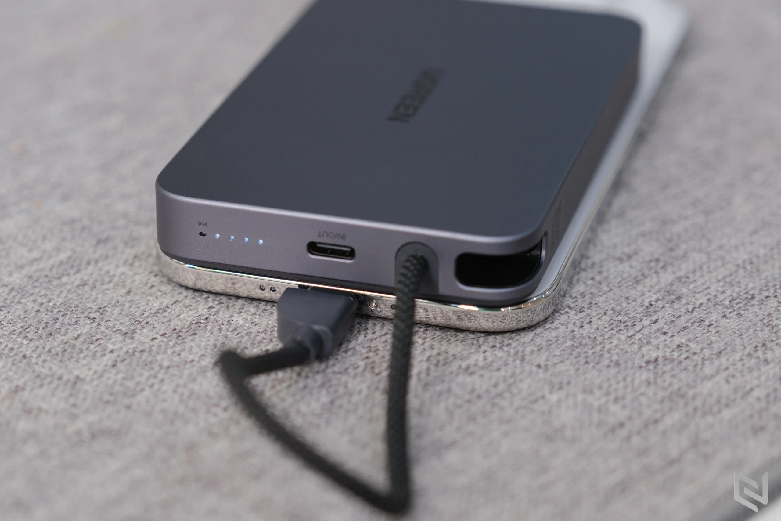Đánh giá UGREEN MagFlow Air (PB570): Pin Magsafe 10000mAh chuẩn Qi2 15W, mỏng 13.9mm, dây sạc tích hợp