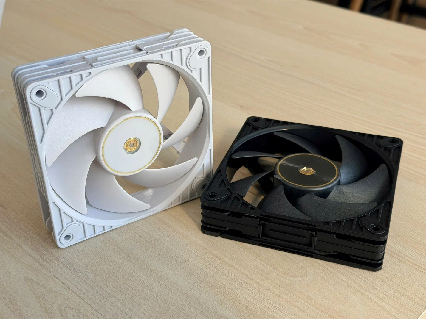 Trên tay ASUS ProArt PF120: Thiết kế yên tĩnh, khe hở 0.5mm và hiệu năng thuộc top quạt 120mm