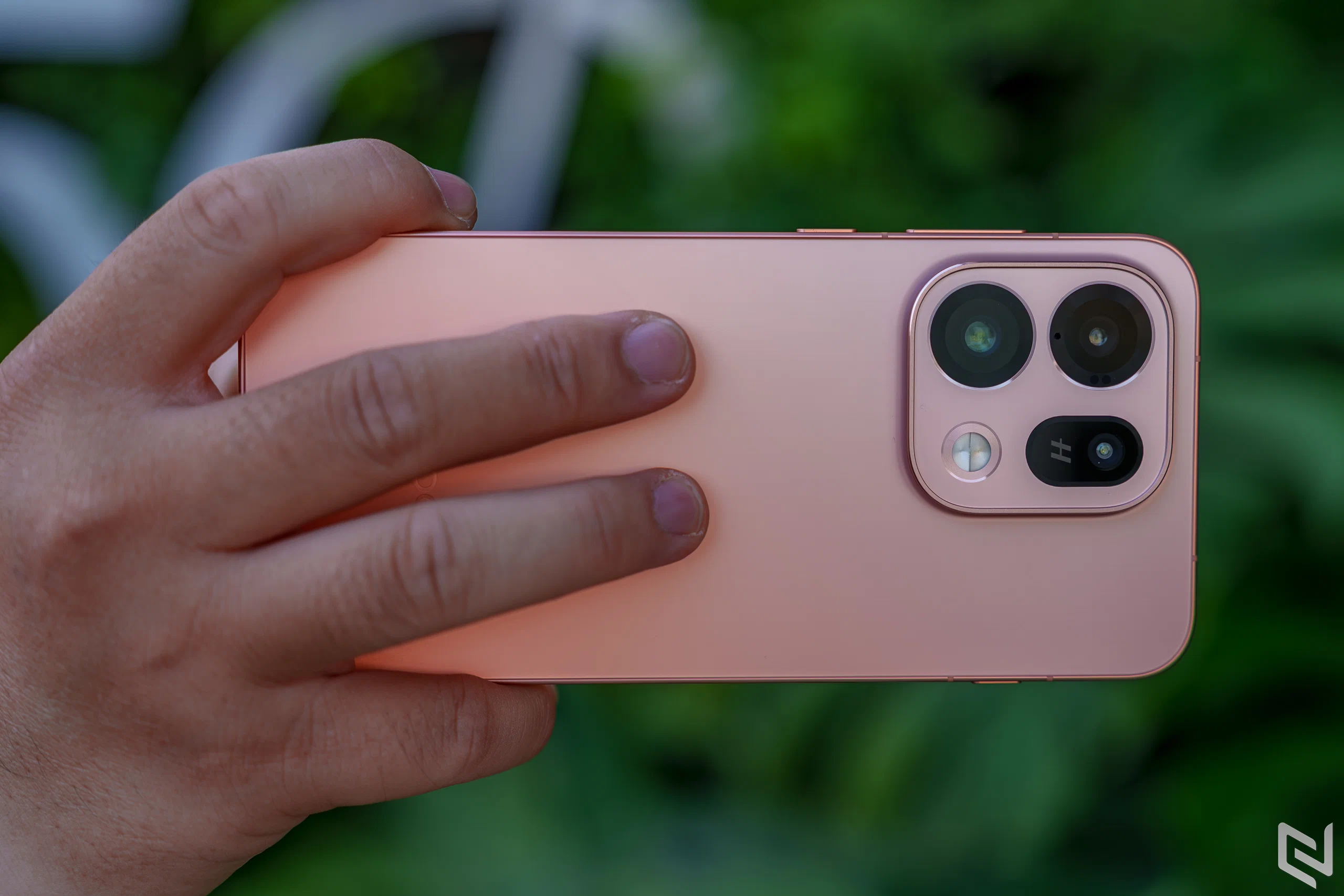 Trên tay OPPO Find X9 Ultra và OPPO Find X9s: Di sản Hasselblad kết hợp phần cứng mạnh mẽ và AI nâng cấp
