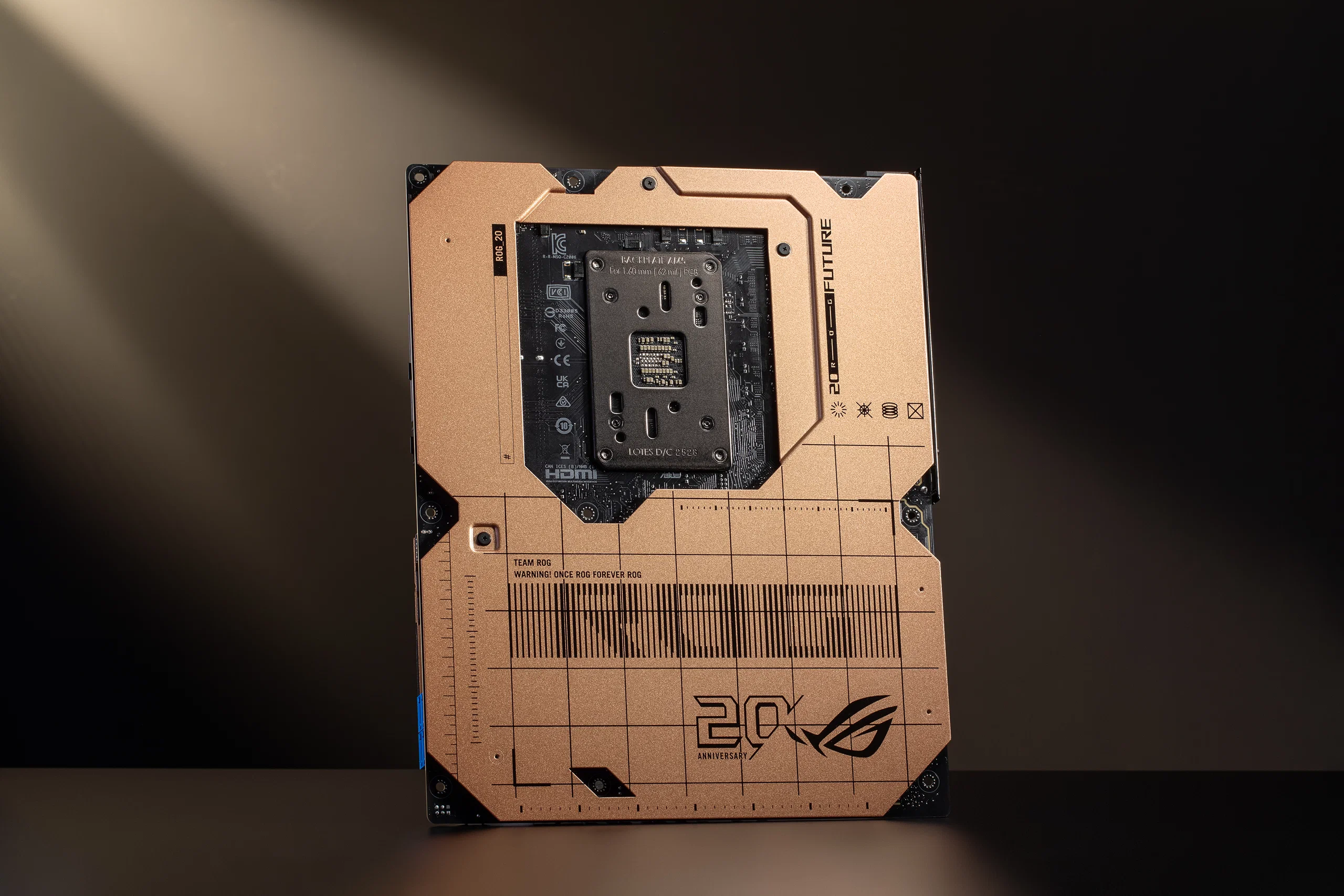 ASUS ROG giới thiệu ROG Crosshair 2006 phiên bản kỷ niệm 20 năm với thiết kế retro