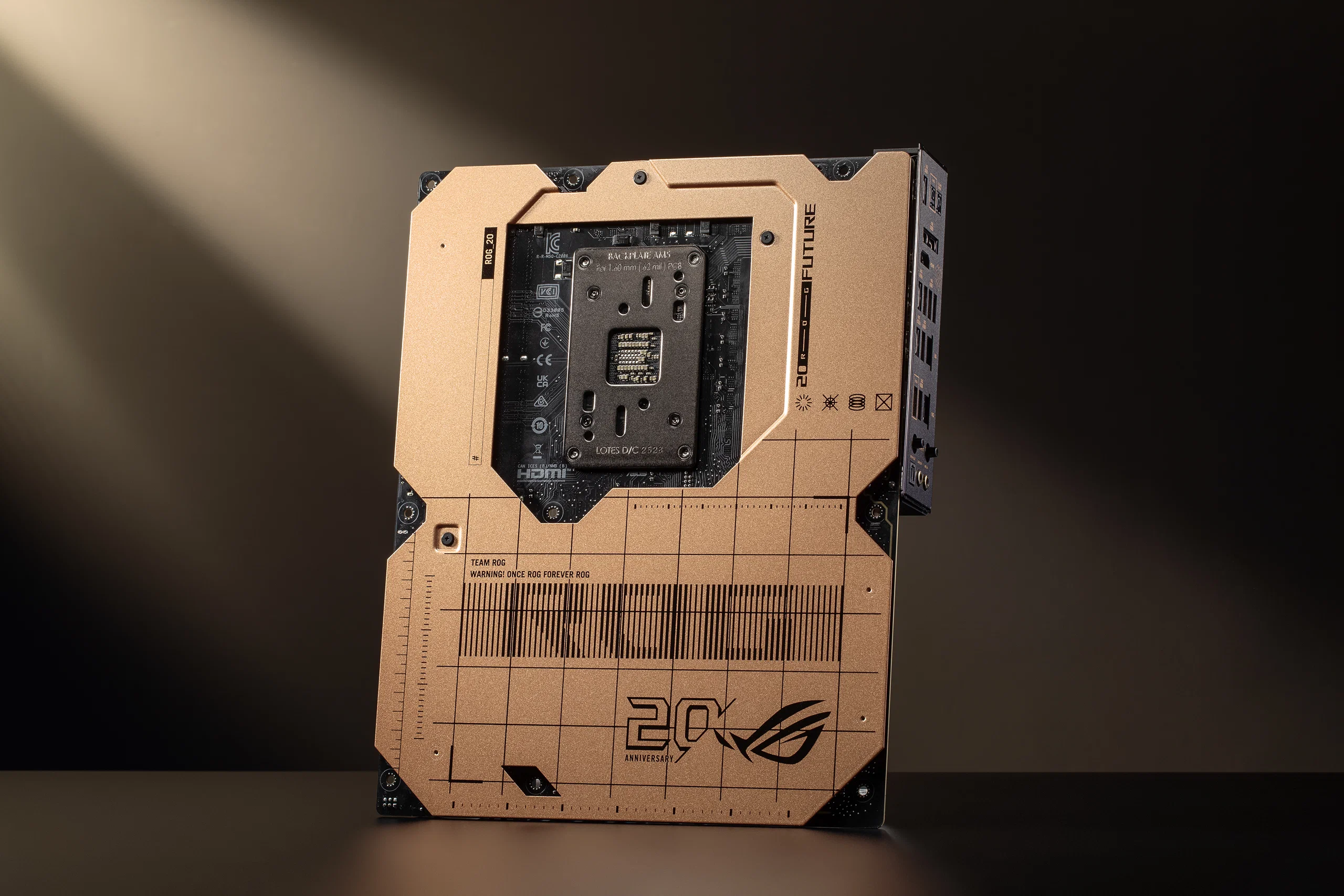ASUS ROG giới thiệu ROG Crosshair 2006 phiên bản kỷ niệm 20 năm với thiết kế retro