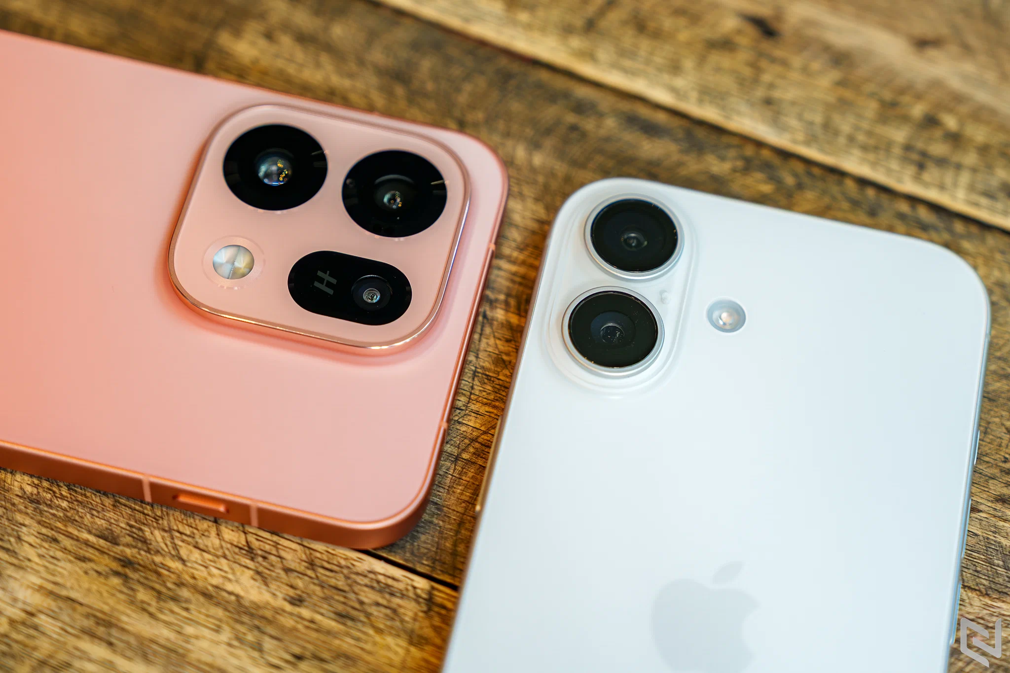 So sánh camera OPPO Find X9s vs iPhone 17: Đâu mới là vua camera trong phân khúc?