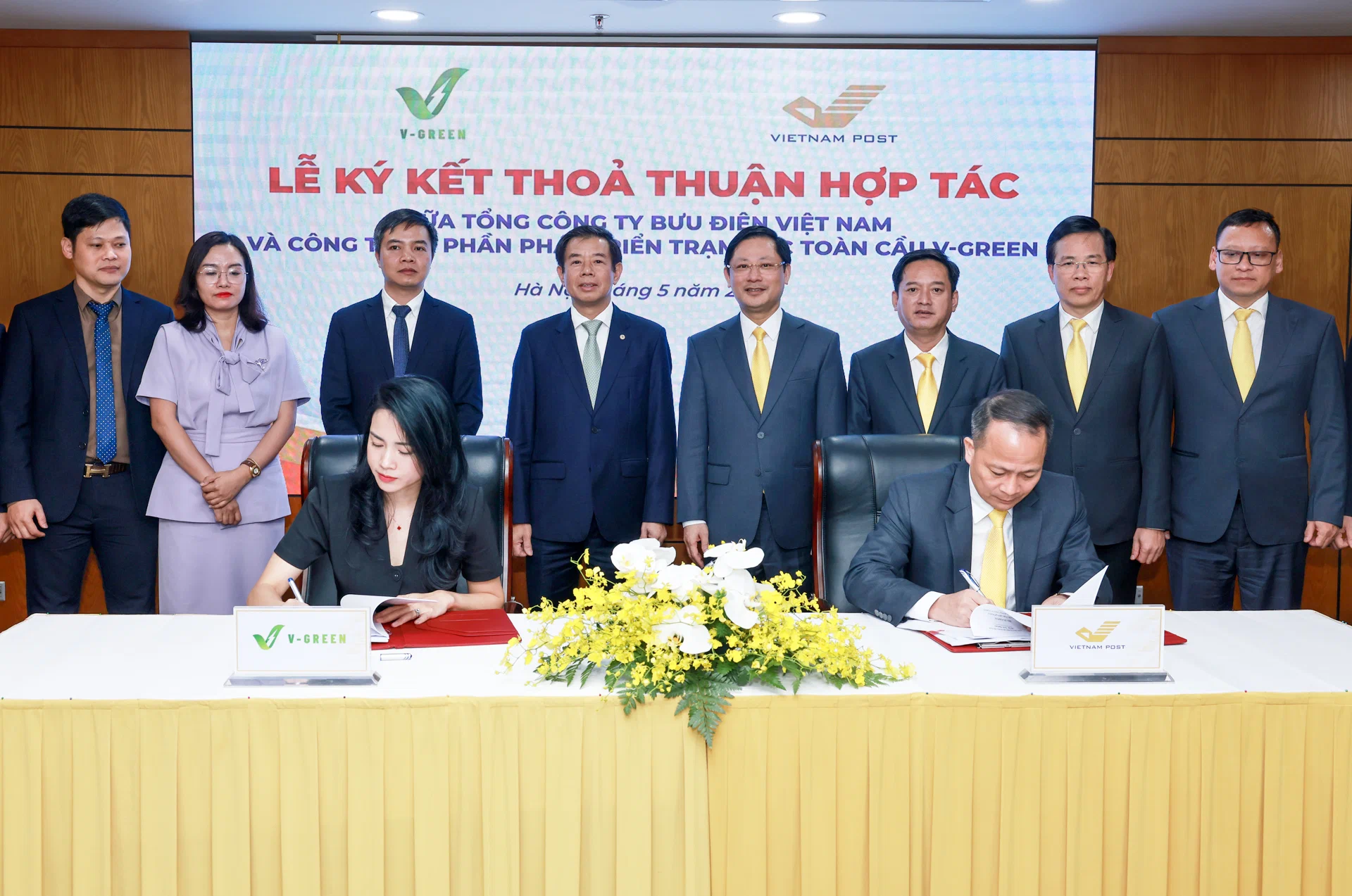 V-Green bắt tay Vietnam Post triển khai hơn 16,000 tủ đổi pin và 2,000 trụ sạc xe điện trên toàn quốc