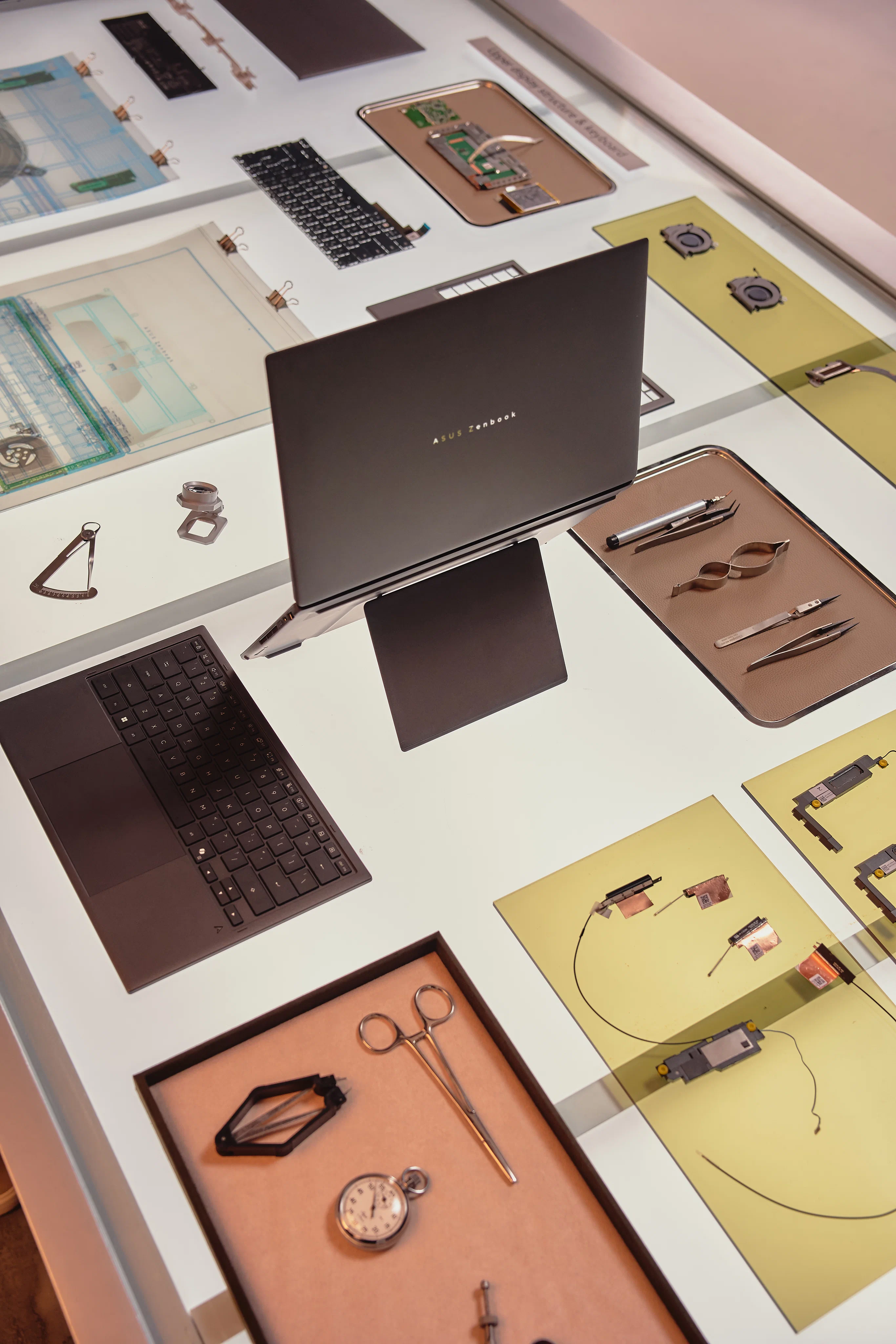ASUS Zenbook DUO (2026) mở đặt trước tại Việt Nam: Laptop hai màn hình đoạt iF Gold Design