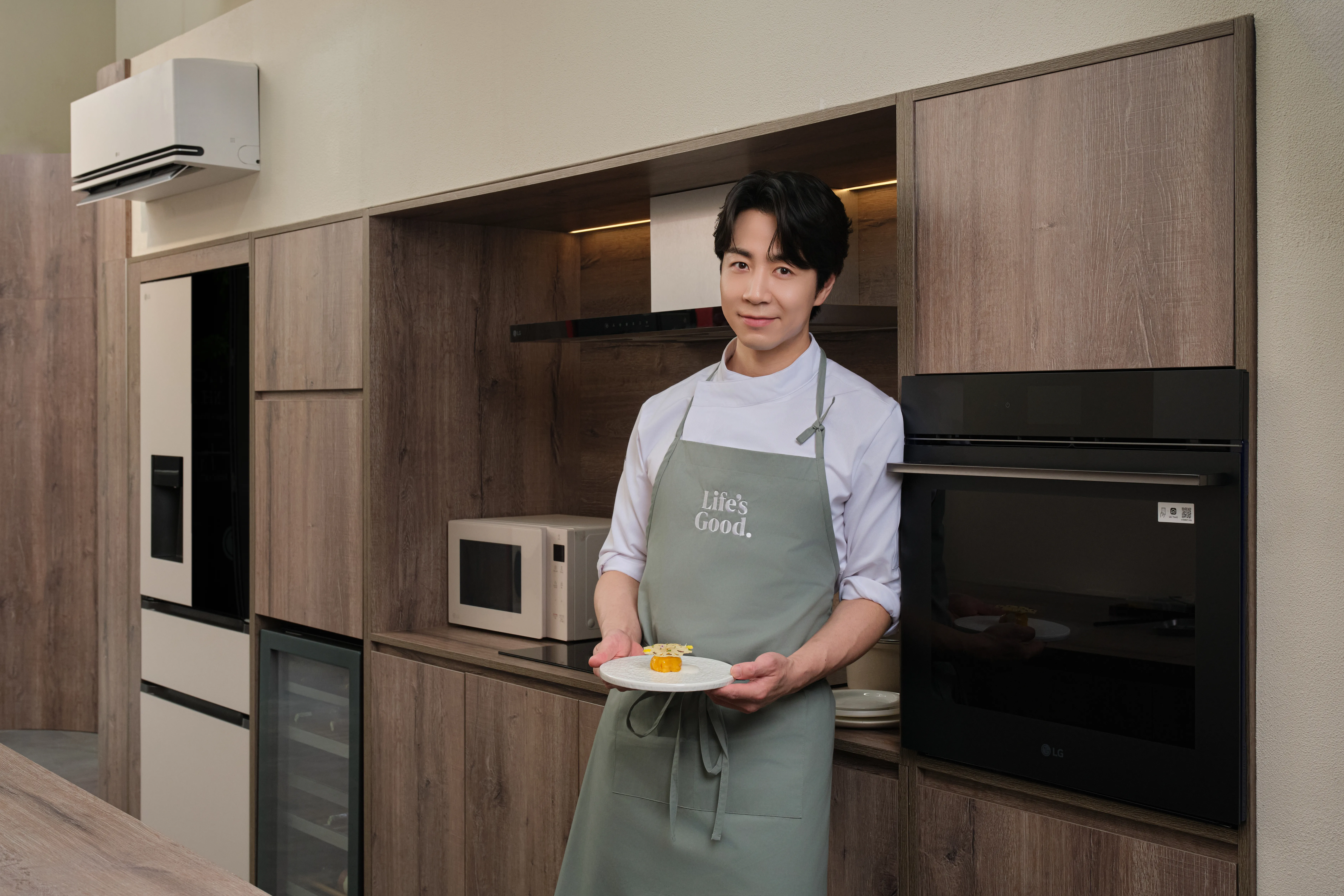 Bếp trưởng sao Michelin Son Jong-won đồng hành cùng LG trong chiến dịch Chọn K-Tech, Sống Chuẩn Hàn