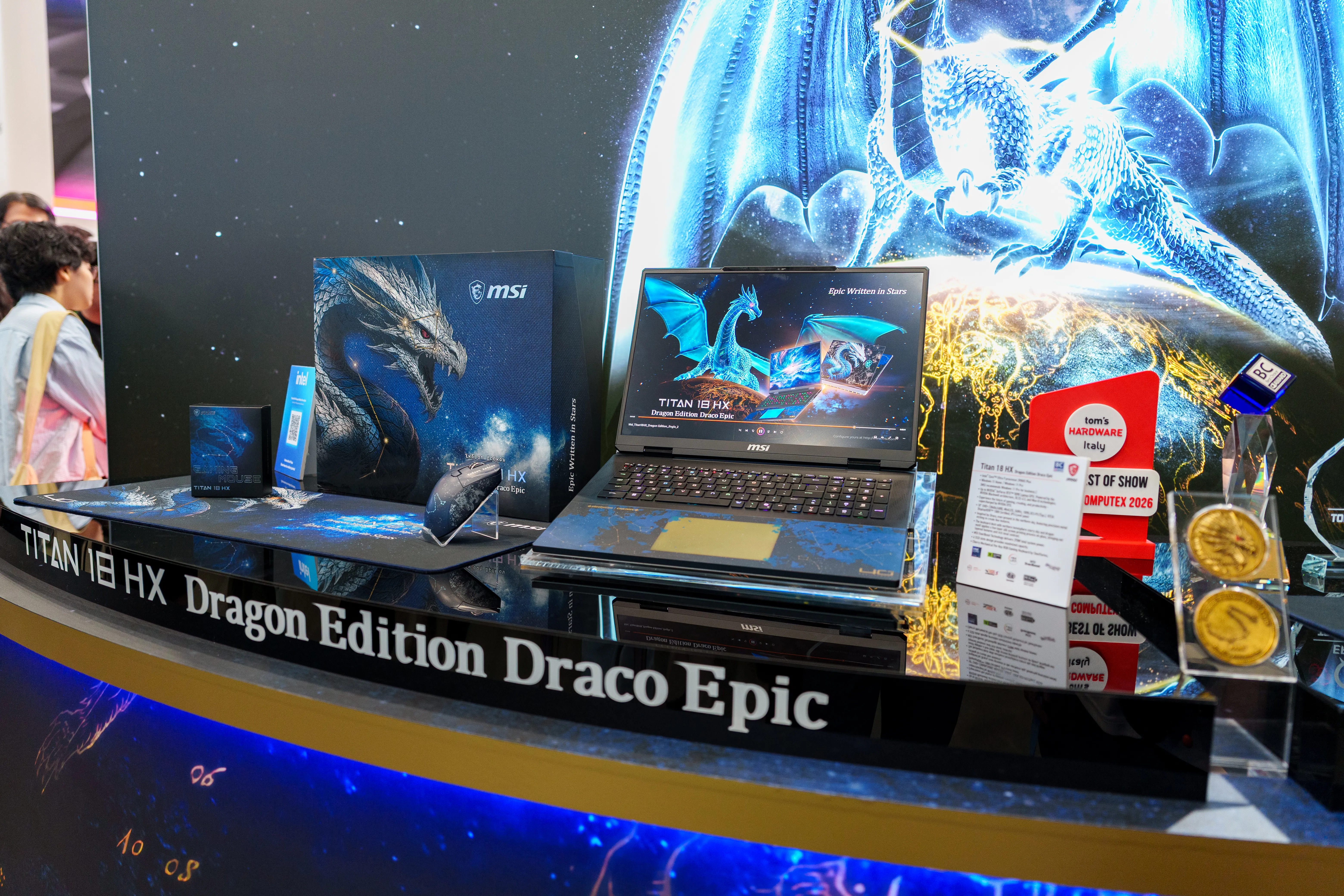 Trên tay laptop MSI Titan 18 HX Dragon Edition Draco Epic và Prestige 14 Flip AI+ Vincent van Gogh Edition tại COMPUTEX 2026
