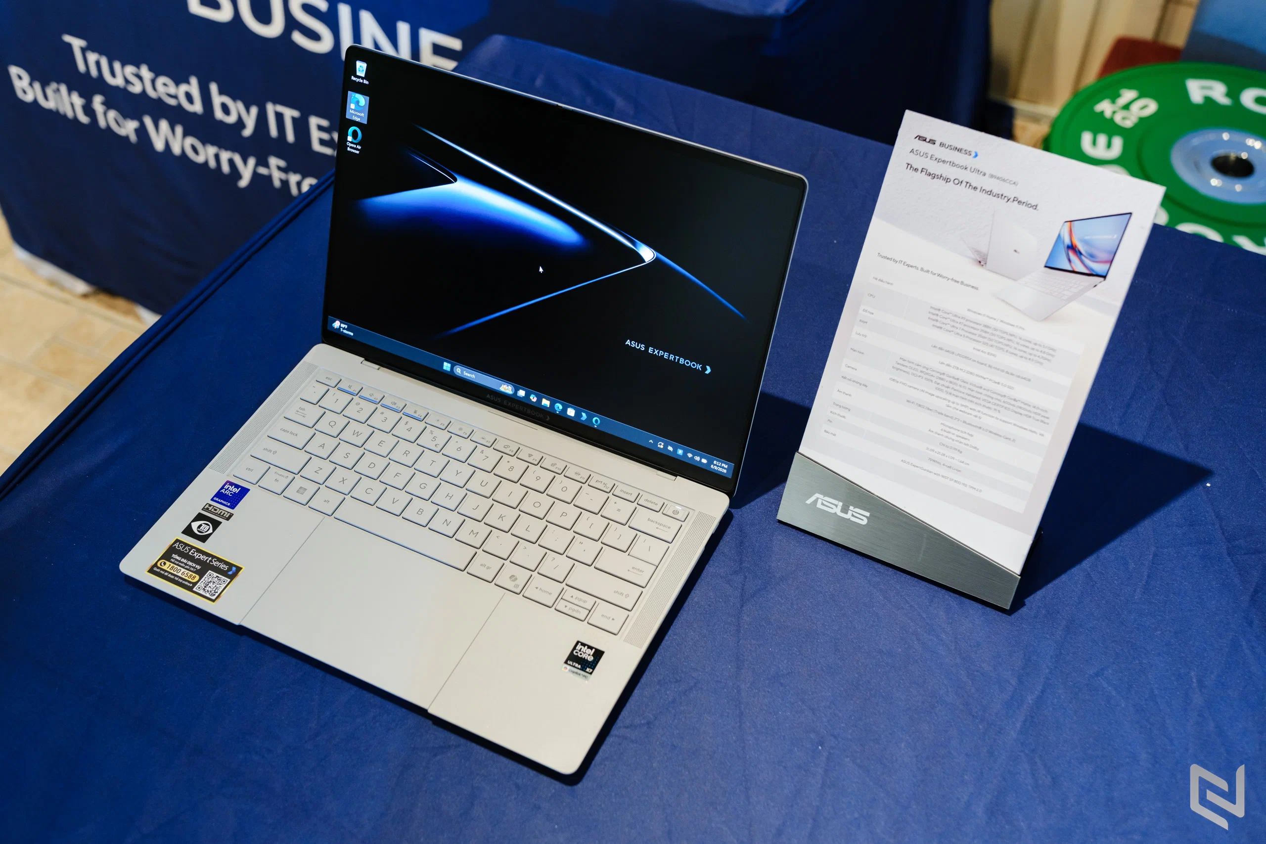 ASUS ExpertBook Ultra gây bất ngờ với thân máy dưới 1kg và hiệu năng tiệm cận laptop gaming