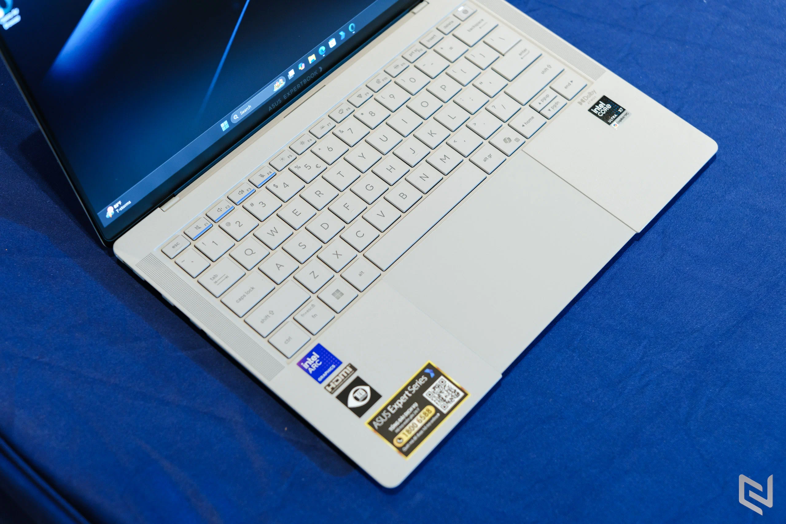 ASUS ExpertBook Ultra gây bất ngờ với thân máy dưới 1kg và hiệu năng tiệm cận laptop gaming