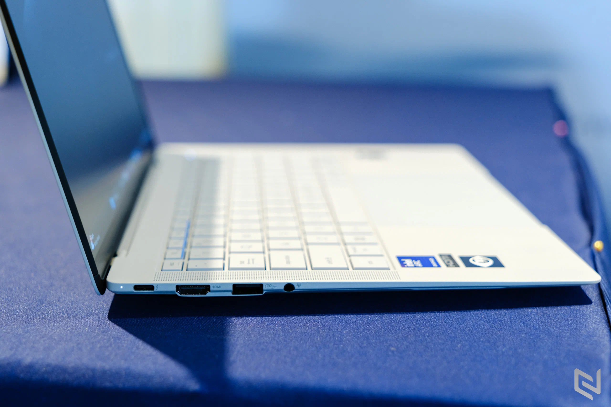 ASUS ExpertBook Ultra gây bất ngờ với thân máy dưới 1kg và hiệu năng tiệm cận laptop gaming