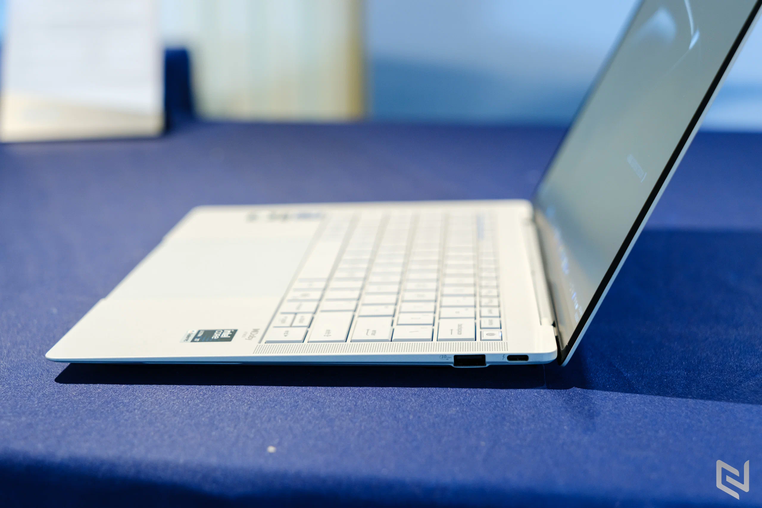 ASUS ExpertBook Ultra gây bất ngờ với thân máy dưới 1kg và hiệu năng tiệm cận laptop gaming