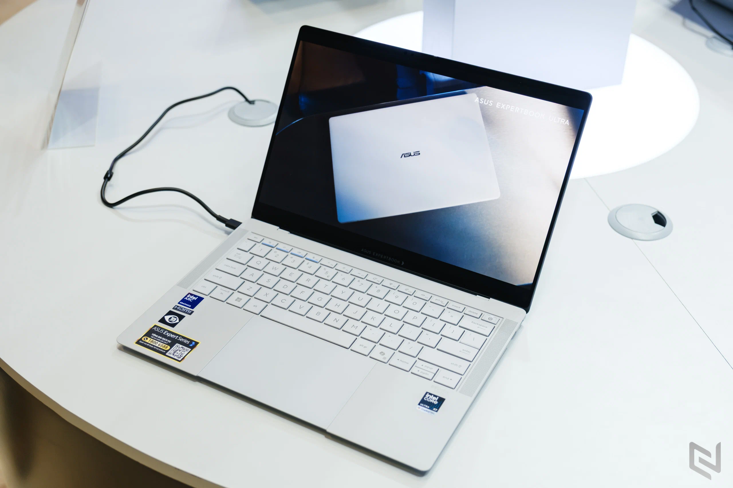 ASUS ExpertBook Ultra gây bất ngờ với thân máy dưới 1kg và hiệu năng tiệm cận laptop gaming