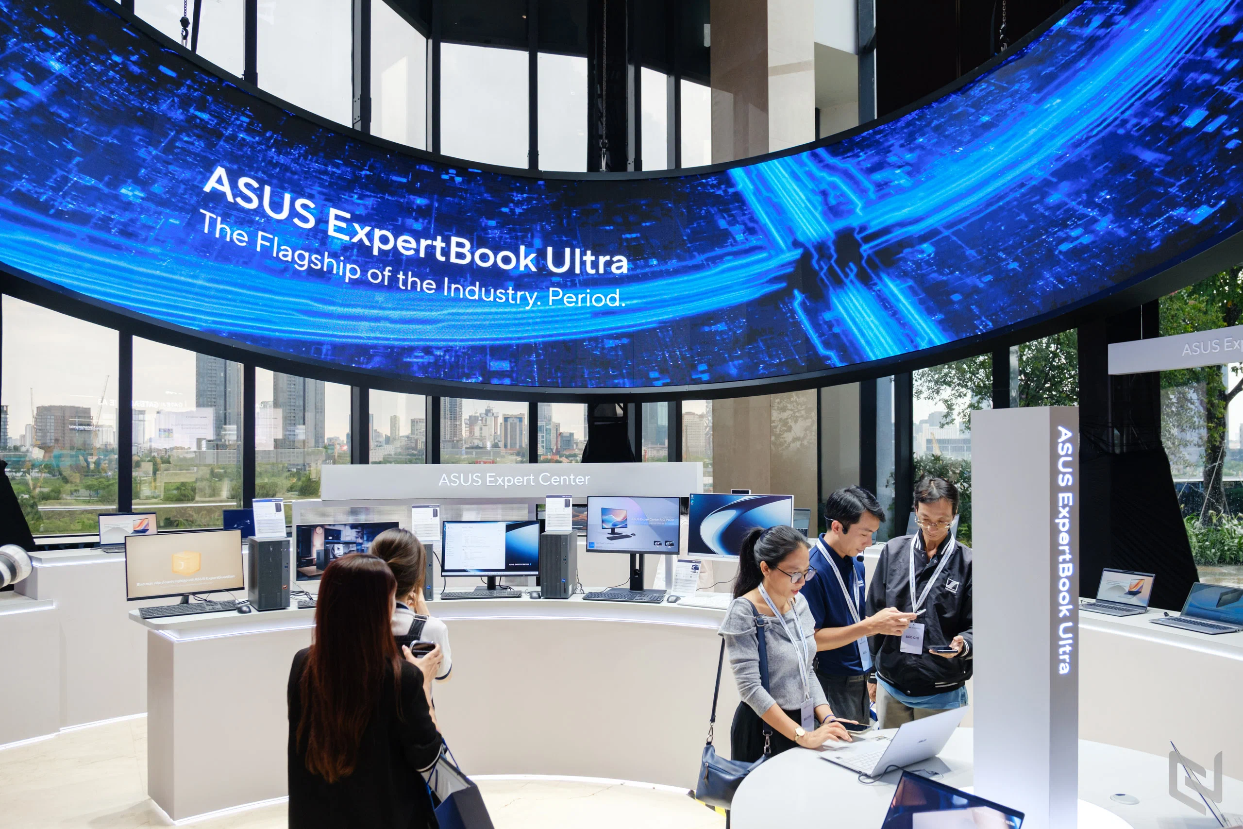ASUS đưa ExpertBook Ultra về Việt Nam, hướng tới vị trí số 1 thị trường máy tính doanh nghiệp