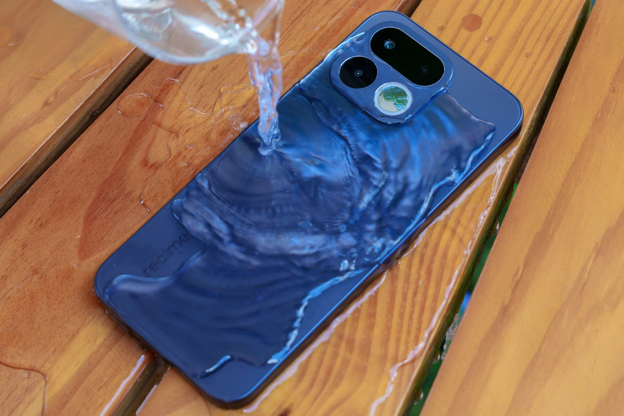 realme 16T 5G - Smartphone bền bỉ, pin lâu cùng AI tiện lợi giúp cuộc vui không gián đoạn