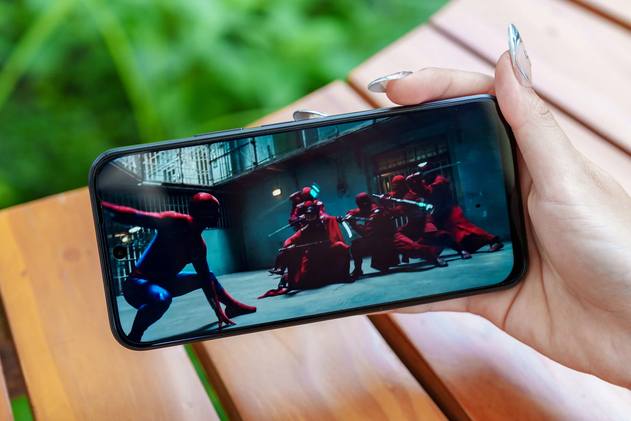 realme 16T 5G - Smartphone bền bỉ, pin lâu cùng AI tiện lợi giúp cuộc vui không gián đoạn