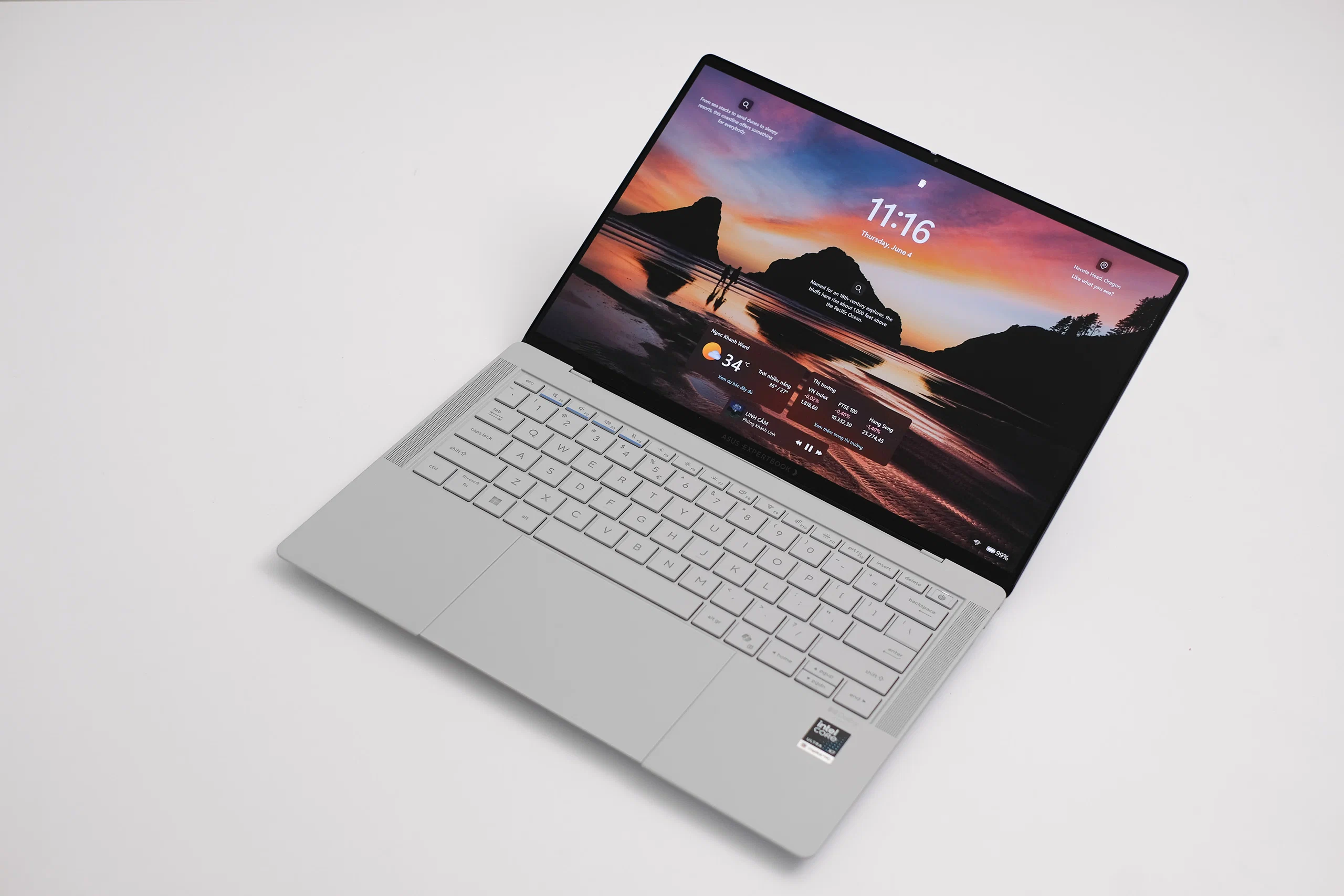 ASUS ExpertBook Ultra gây bất ngờ với thân máy dưới 1kg và hiệu năng tiệm cận laptop gaming