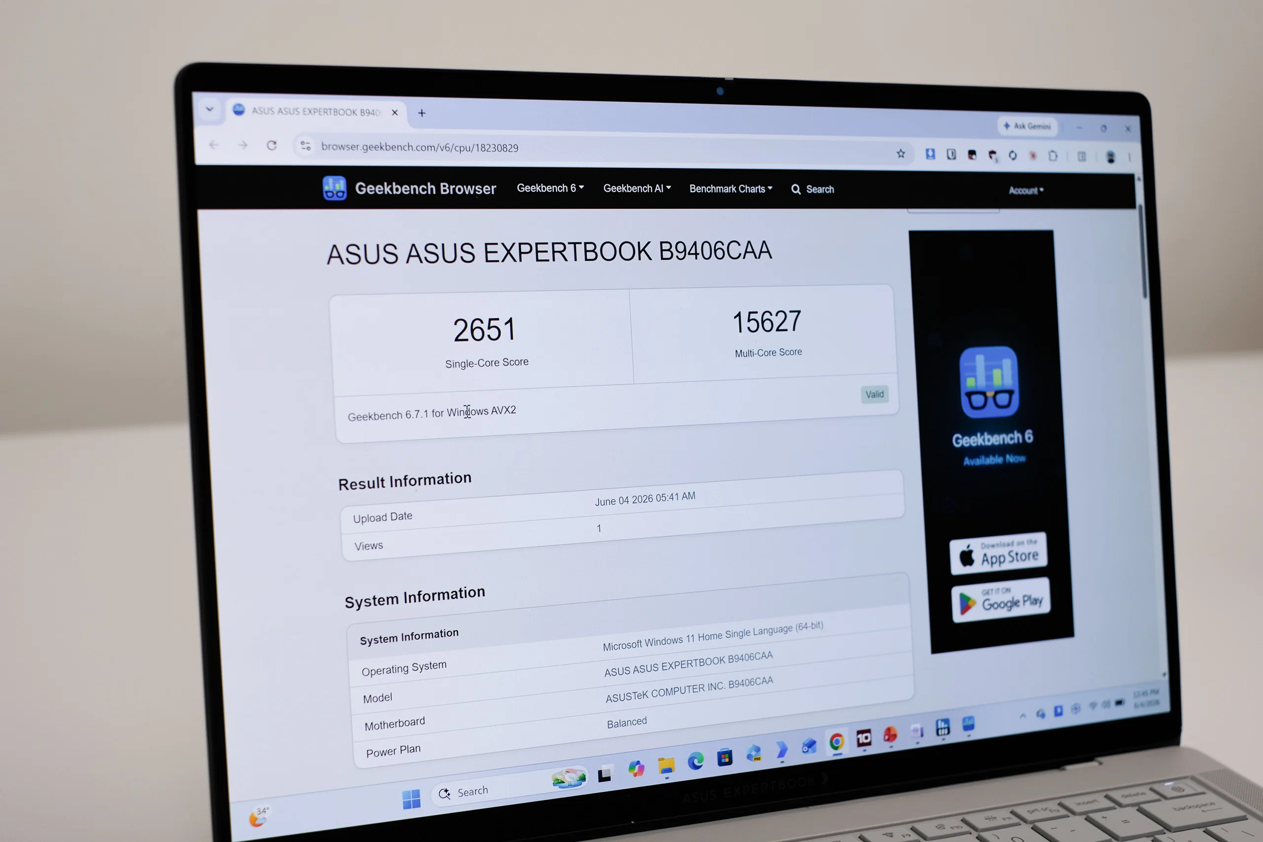 ASUS ExpertBook Ultra gây bất ngờ với thân máy dưới 1kg và hiệu năng tiệm cận laptop gaming