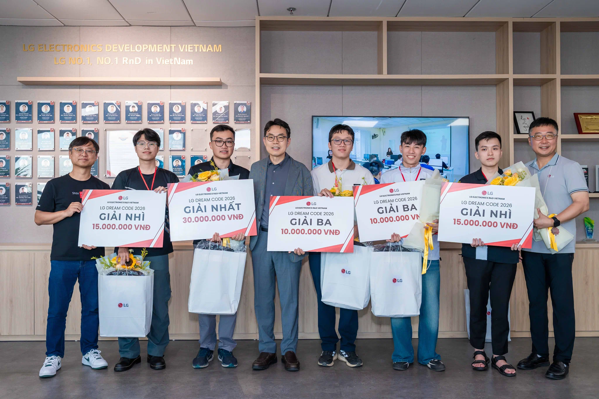 LG kỷ niệm 10 năm phát triển phần mềm ô tô tại Việt Nam với hơn 1250 kỹ sư