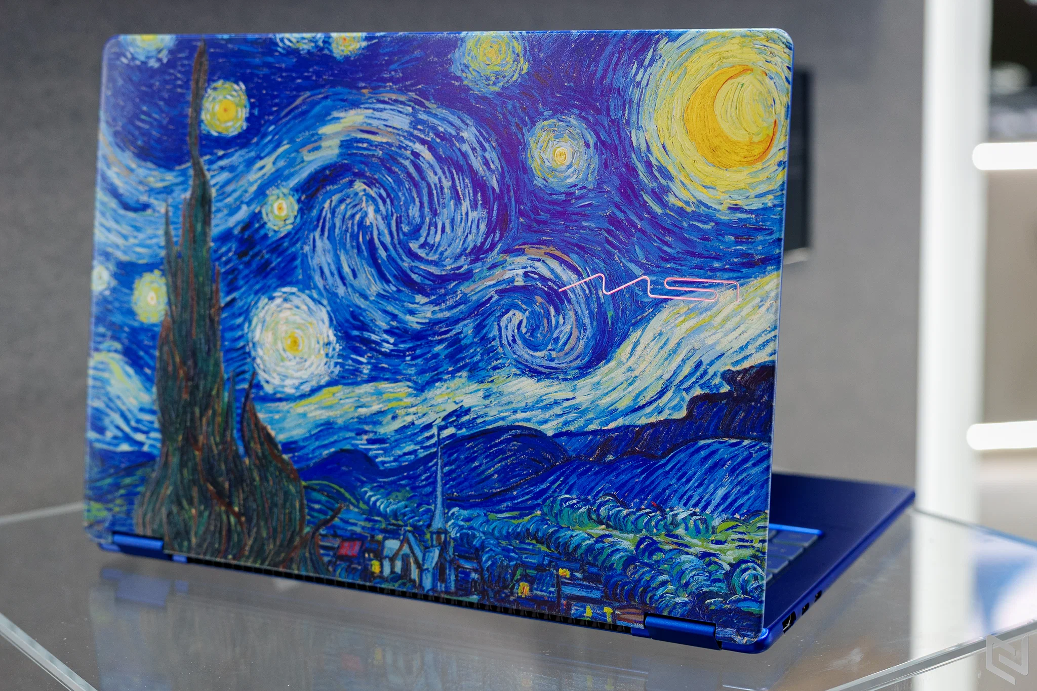 Trên tay laptop MSI Titan 18 HX Dragon Edition Draco Epic và Prestige 14 Flip AI+ Vincent van Gogh Edition tại COMPUTEX 2026