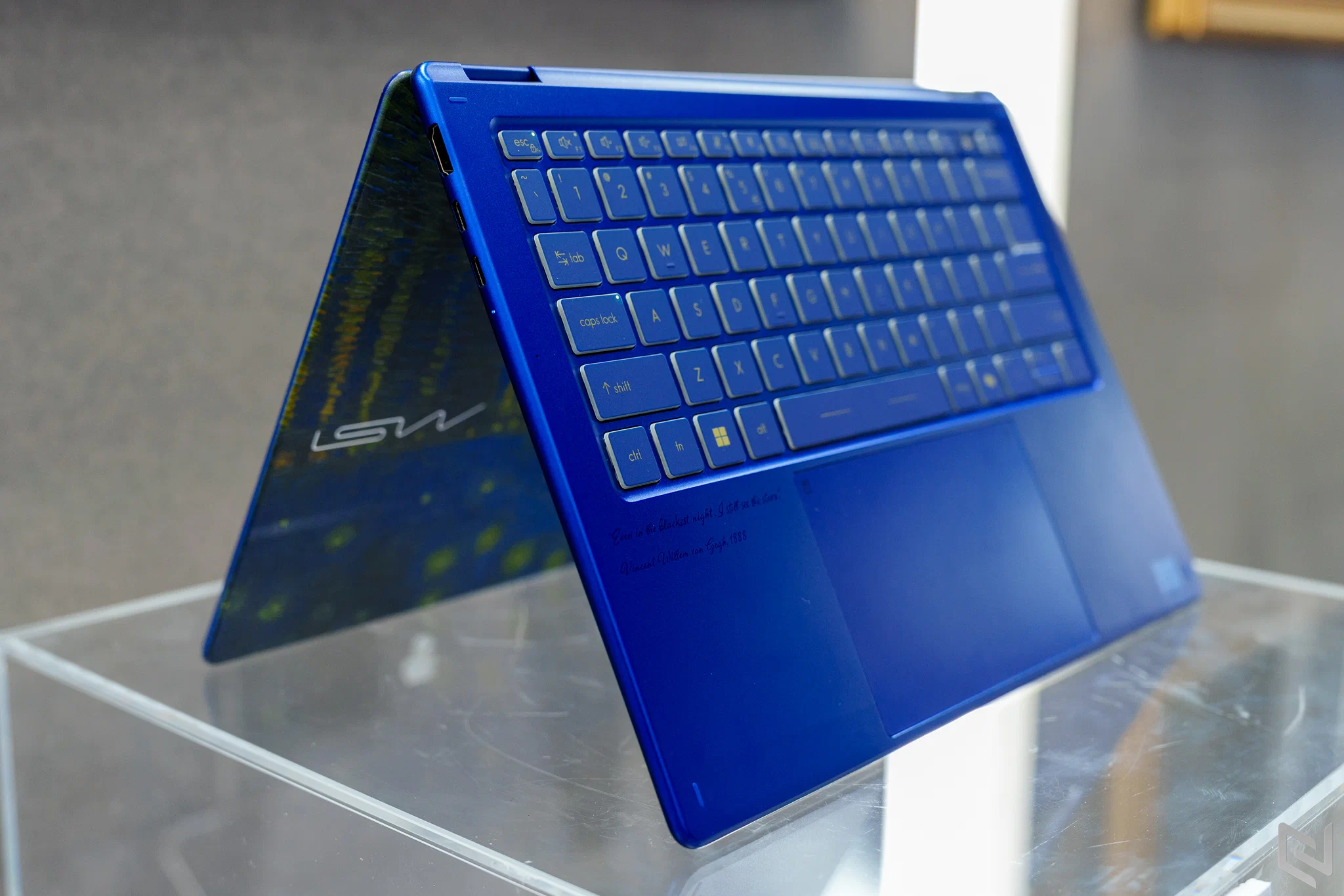 Trên tay laptop MSI Titan 18 HX Dragon Edition Draco Epic và Prestige 14 Flip AI+ Vincent van Gogh Edition tại COMPUTEX 2026