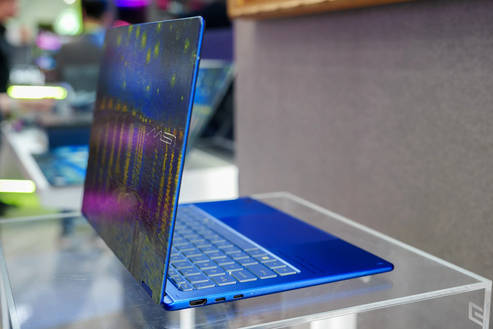 Trên tay laptop MSI Titan 18 HX Dragon Edition Draco Epic và Prestige 14 Flip AI+ Vincent van Gogh Edition tại COMPUTEX 2026