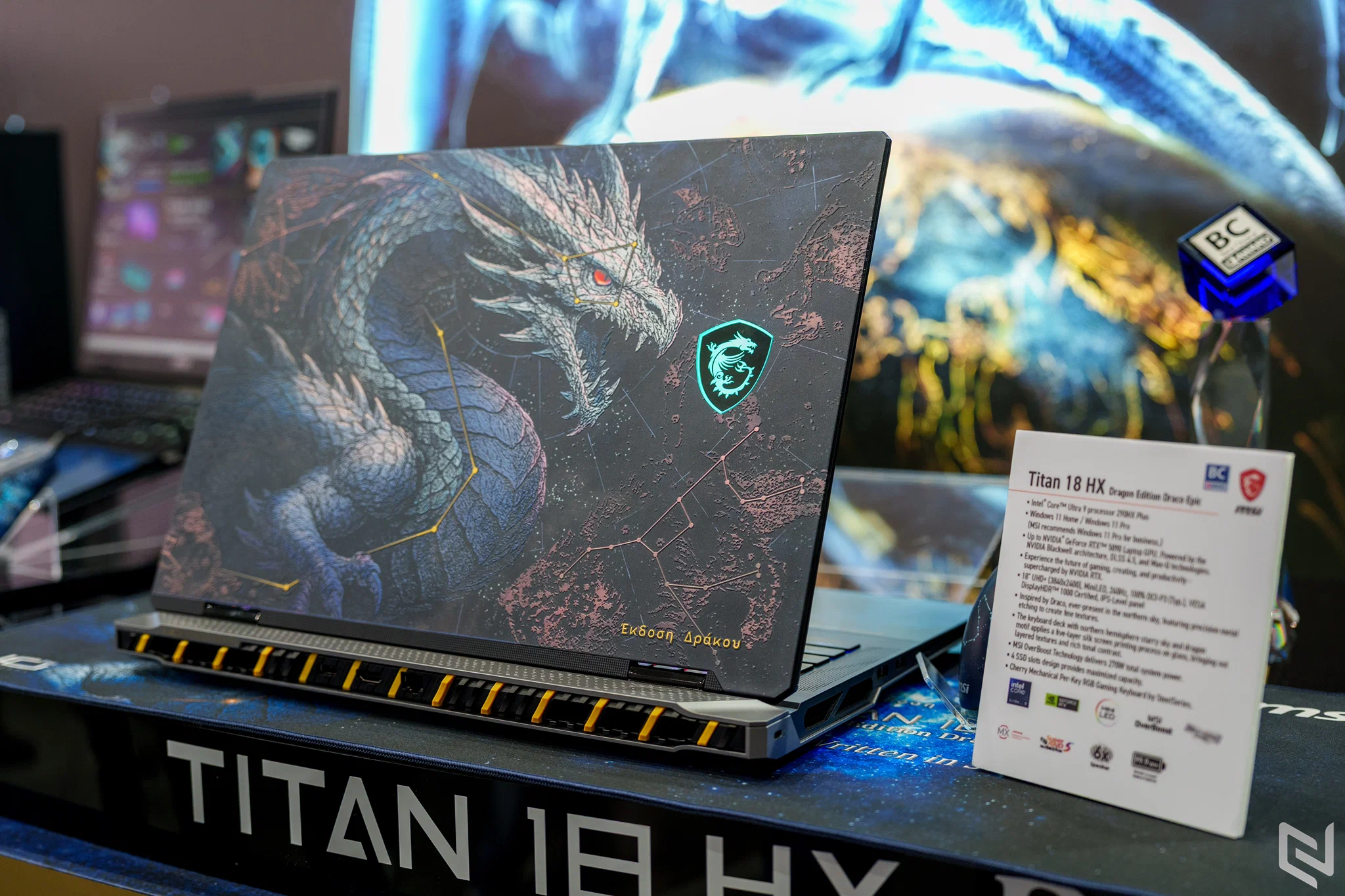 Trên tay laptop MSI Titan 18 HX Dragon Edition Draco Epic và Prestige 14 Flip AI+ Vincent van Gogh Edition tại COMPUTEX 2026