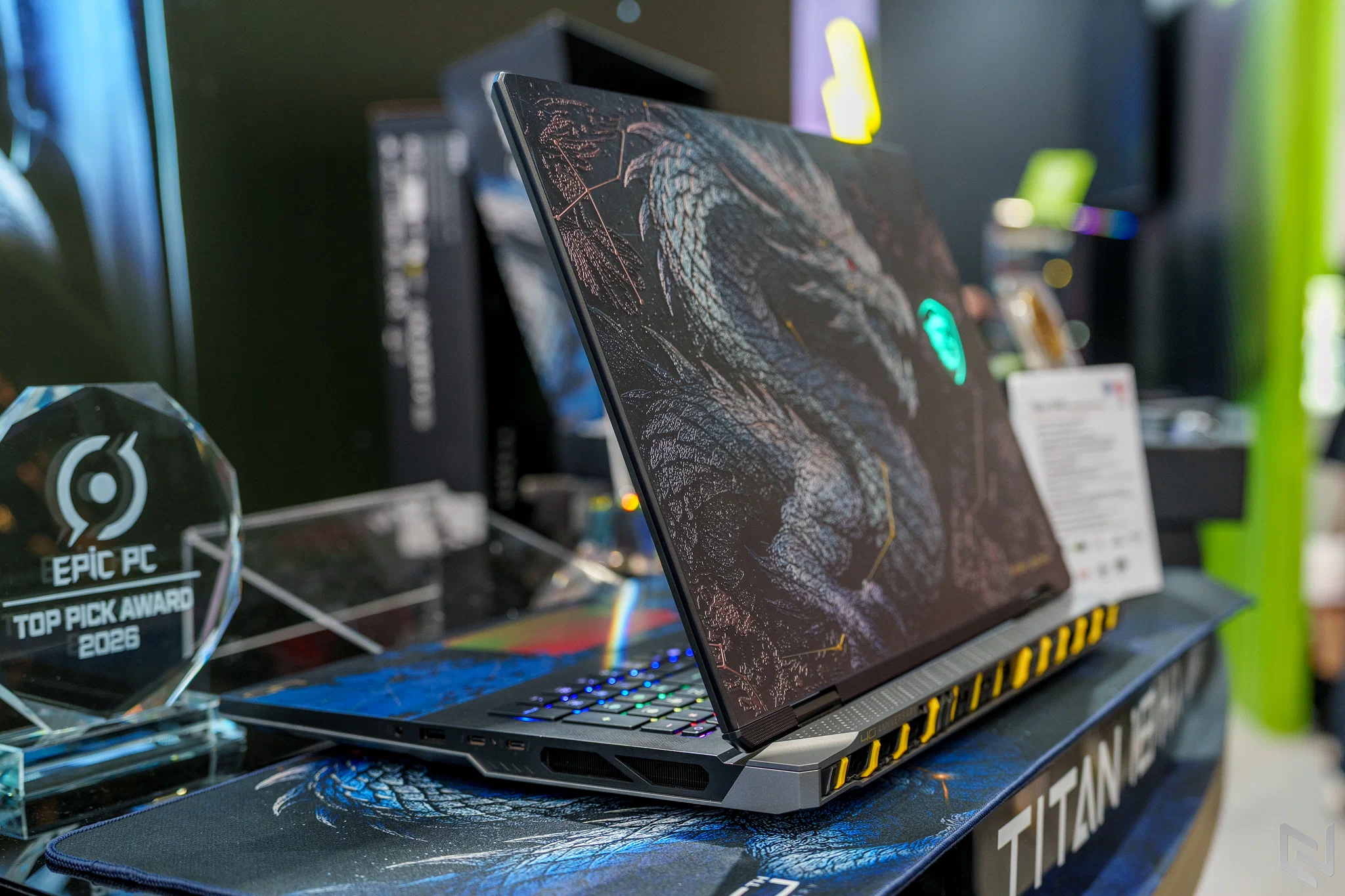 Trên tay laptop MSI Titan 18 HX Dragon Edition Draco Epic và Prestige 14 Flip AI+ Vincent van Gogh Edition tại COMPUTEX 2026