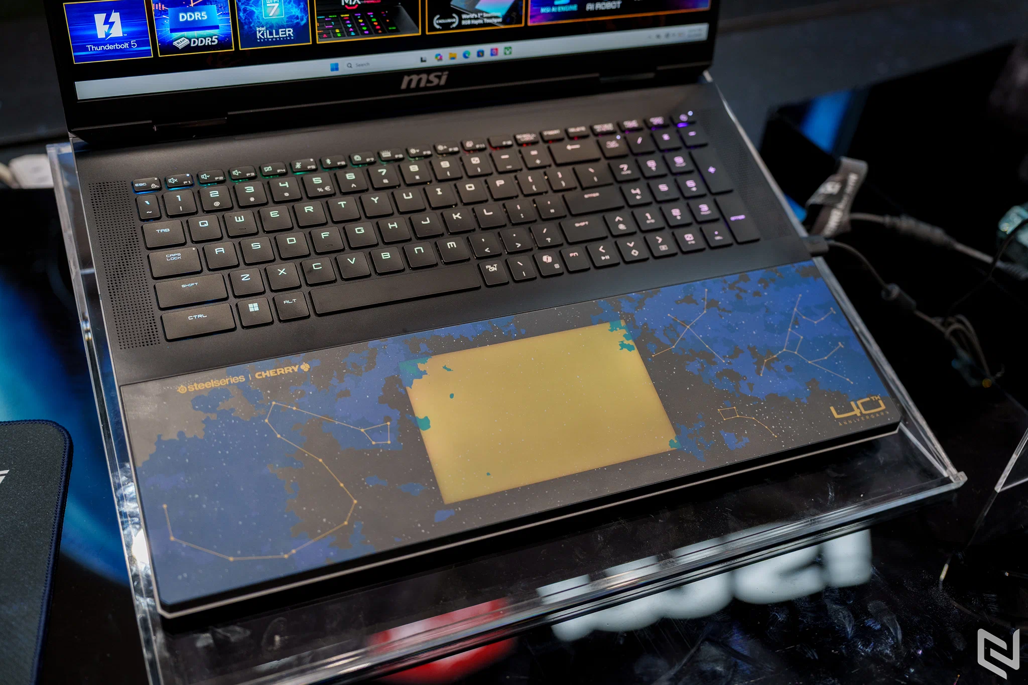 Trên tay laptop MSI Titan 18 HX Dragon Edition Draco Epic và Prestige 14 Flip AI+ Vincent van Gogh Edition tại COMPUTEX 2026
