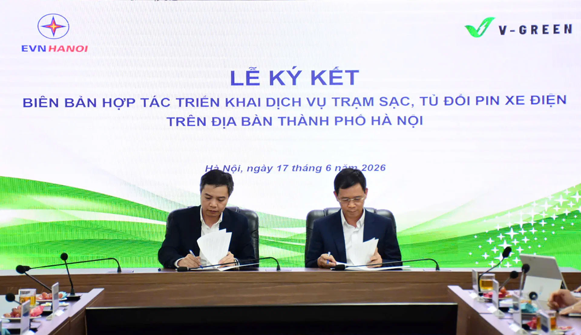 V-Green và EVNHANOI bắt tay triển khai tới 10,000 tủ đổi pin tại Hà Nội