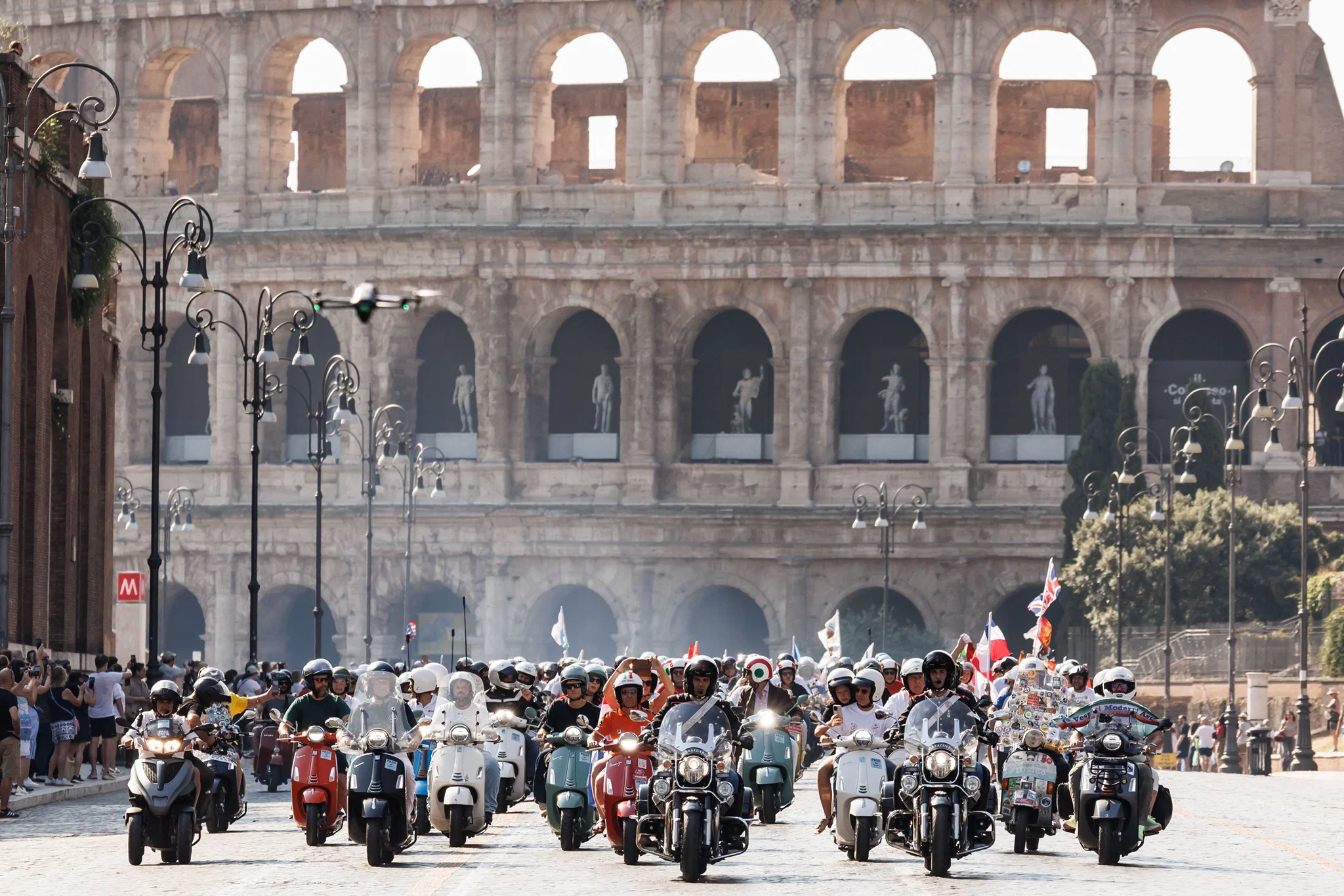 25000 xe Vespa từ 67 quốc gia tạo nên cuộc diễu hành lớn nhất lịch sử tại Rome
