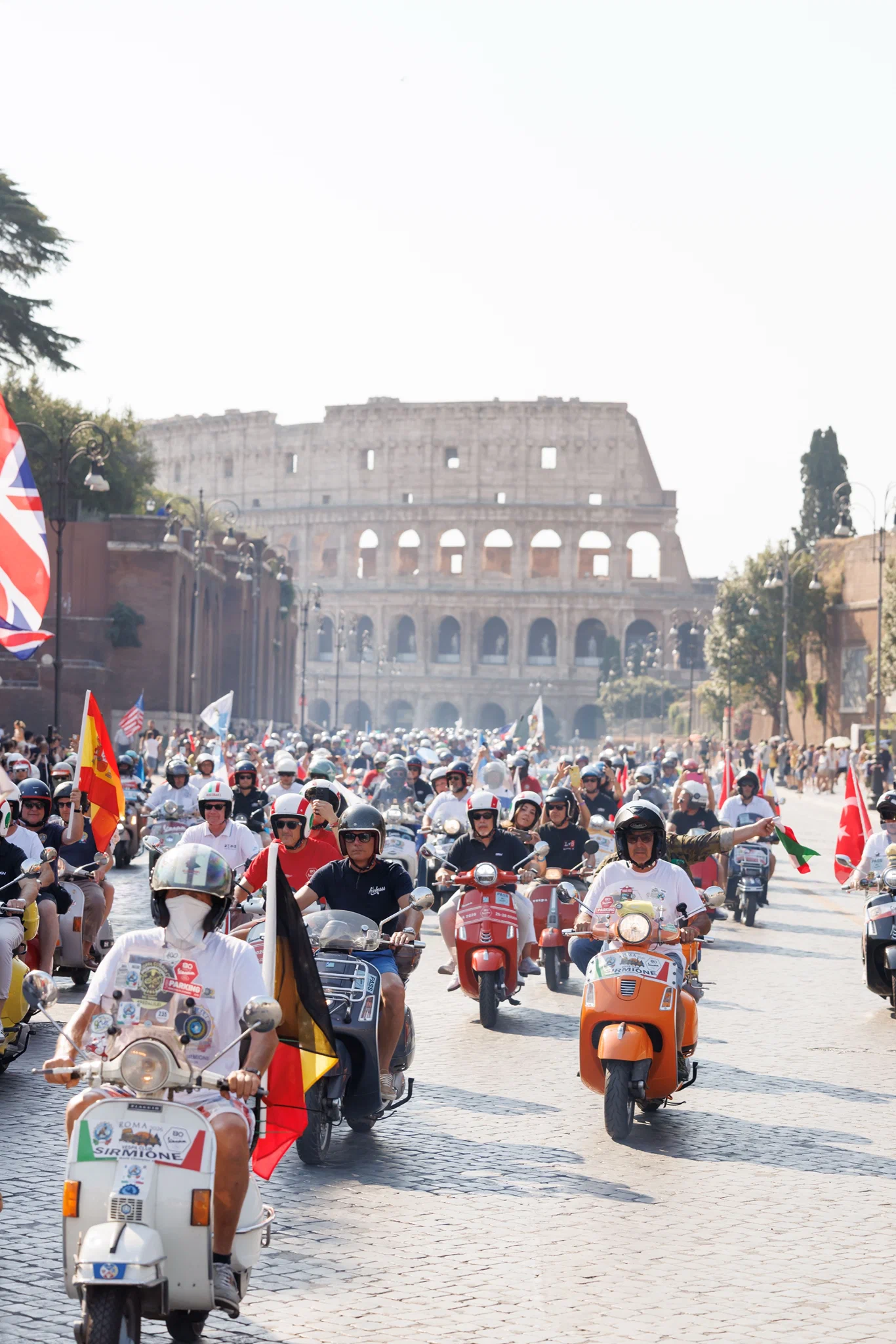 25000 xe Vespa từ 67 quốc gia tạo nên cuộc diễu hành lớn nhất lịch sử tại Rome