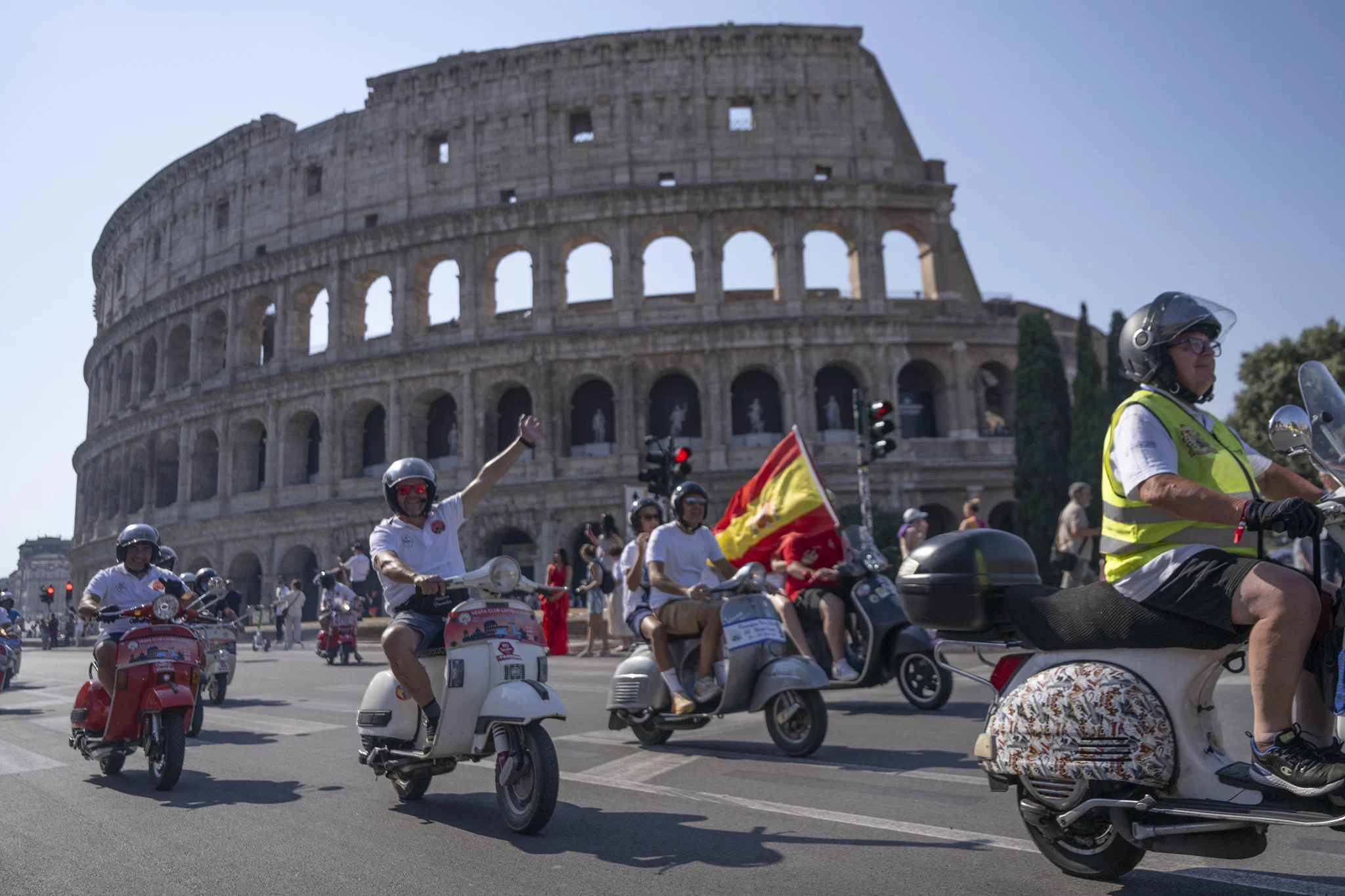 25000 xe Vespa từ 67 quốc gia tạo nên cuộc diễu hành lớn nhất lịch sử tại Rome