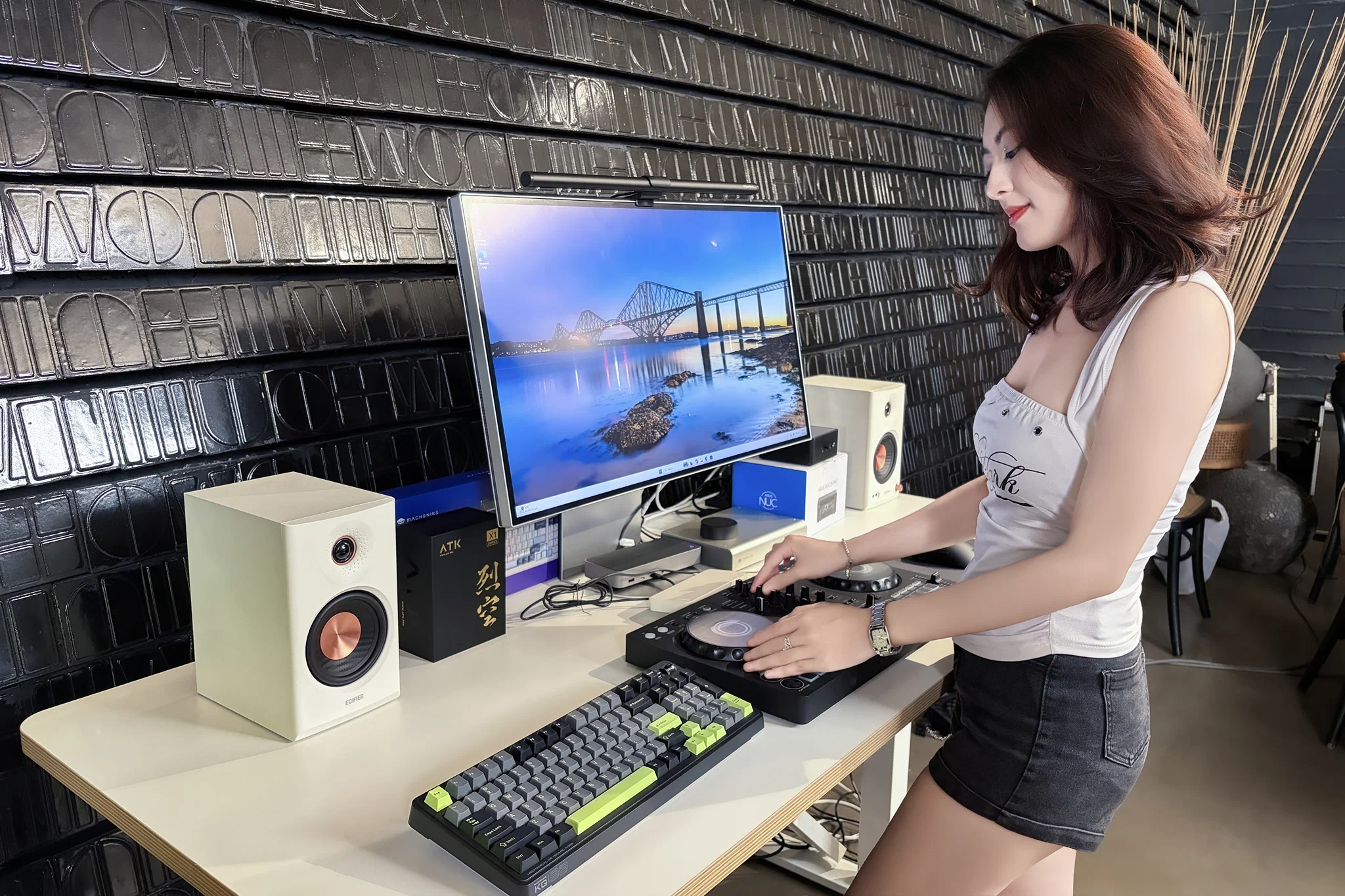 Edifier ra mắt Loa kiểm âm MR4 MKII, đưa chất âm phòng thu vào góc setup hiện đại