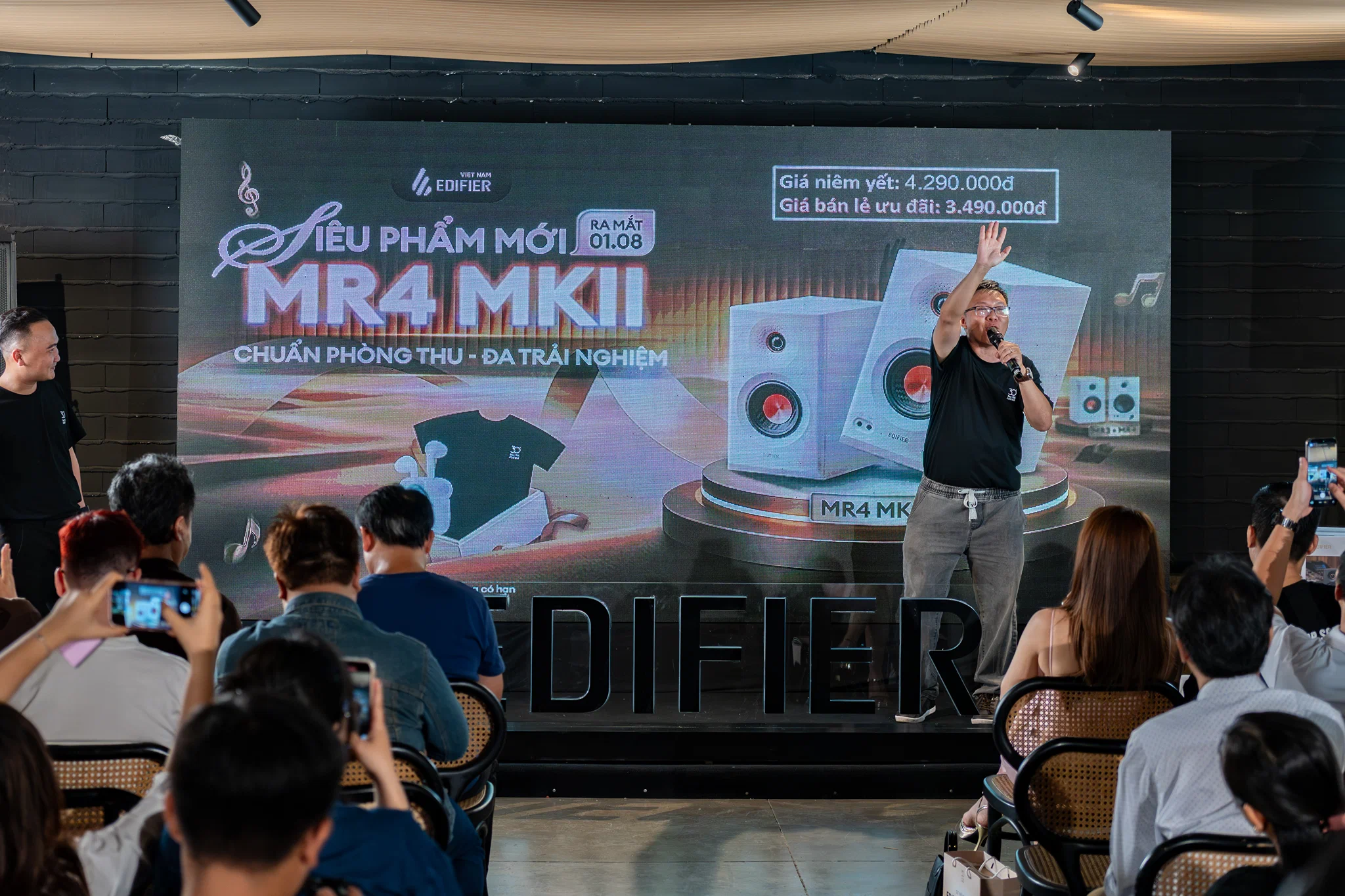 Edifier ra mắt Loa kiểm âm MR4 MKII, đưa chất âm phòng thu vào góc setup hiện đại