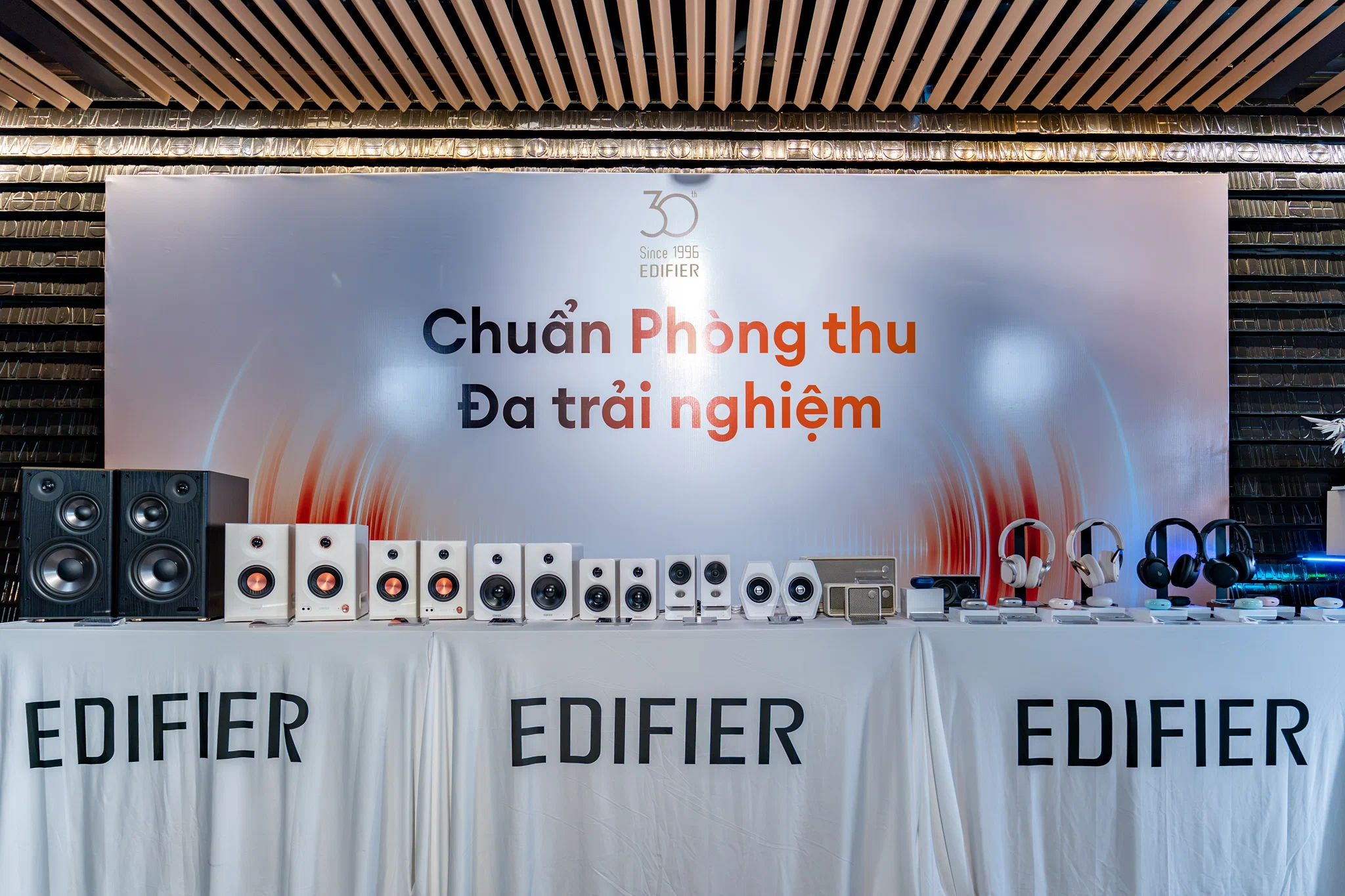 Edifier ra mắt Loa kiểm âm MR4 MKII, đưa chất âm phòng thu vào góc setup hiện đại