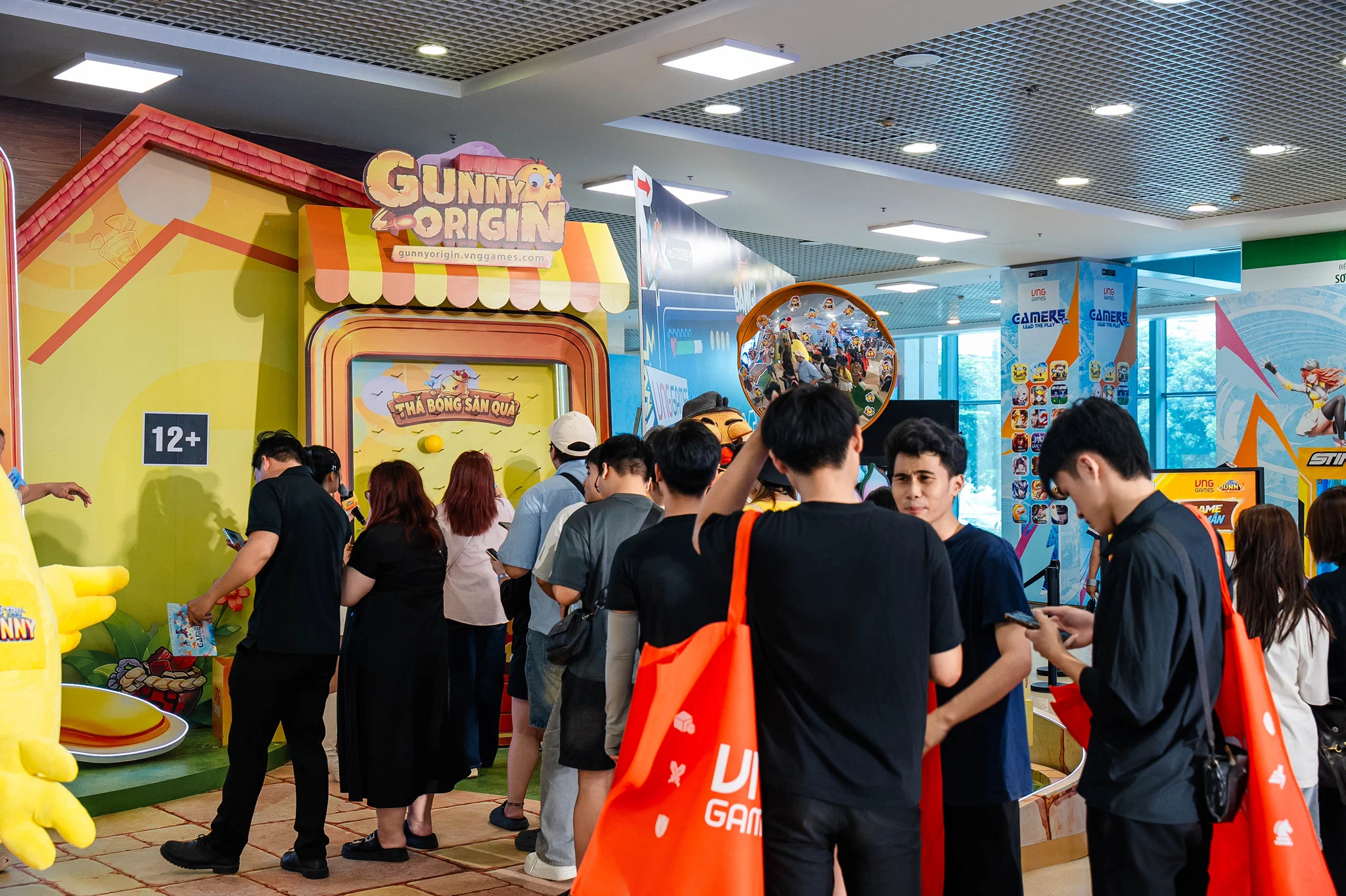 Vũ trụ Gunny khuấy động Gamers Lead The Play với sinh nhật Gunny PC 17 tuổi và showmatch quốc tế