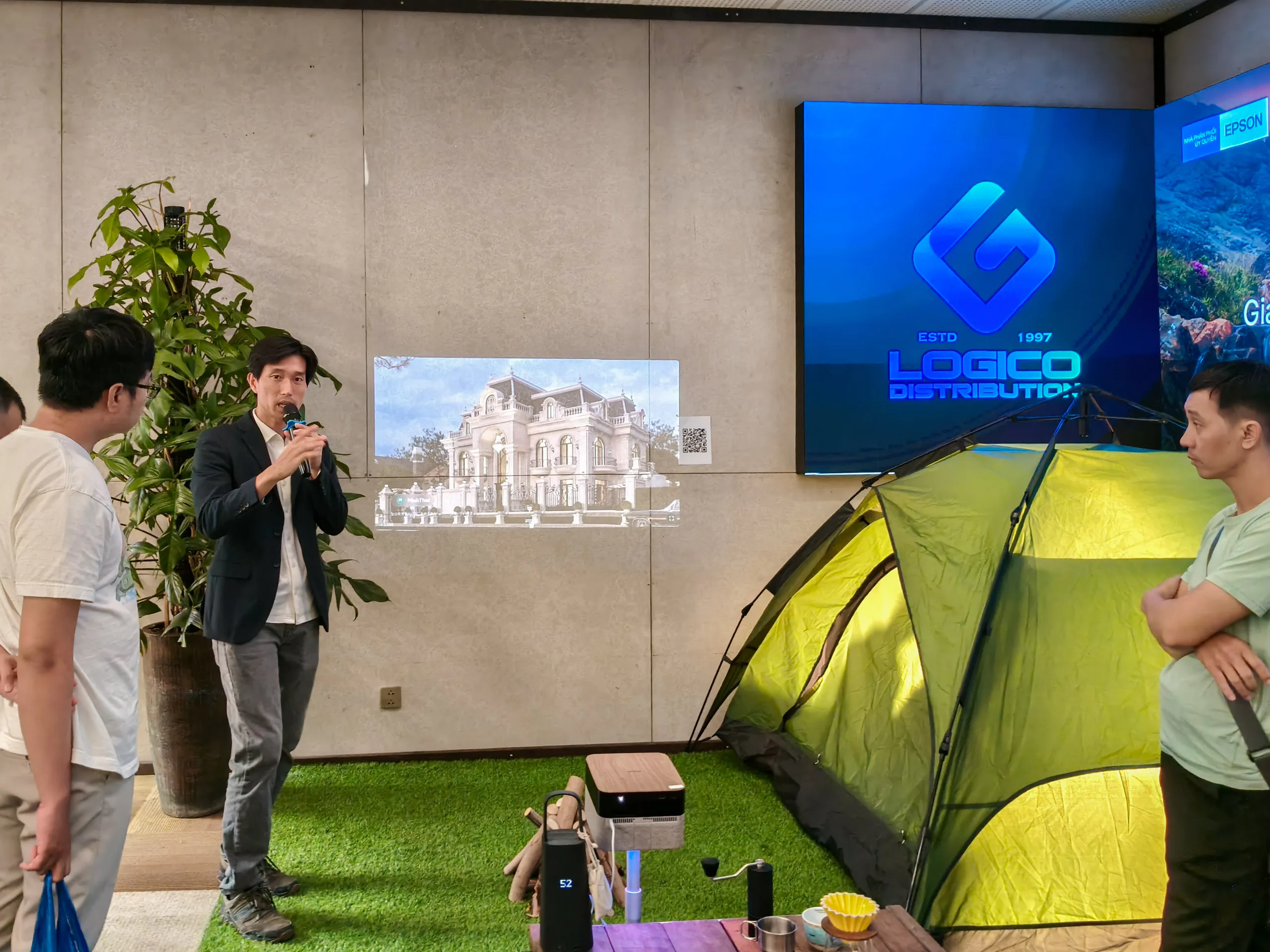 Logico và Tinhte tổ chức workshop trải nghiệm máy chiếu Epson Lifestudio - Không gian giải trí đa dạng cho gia đình