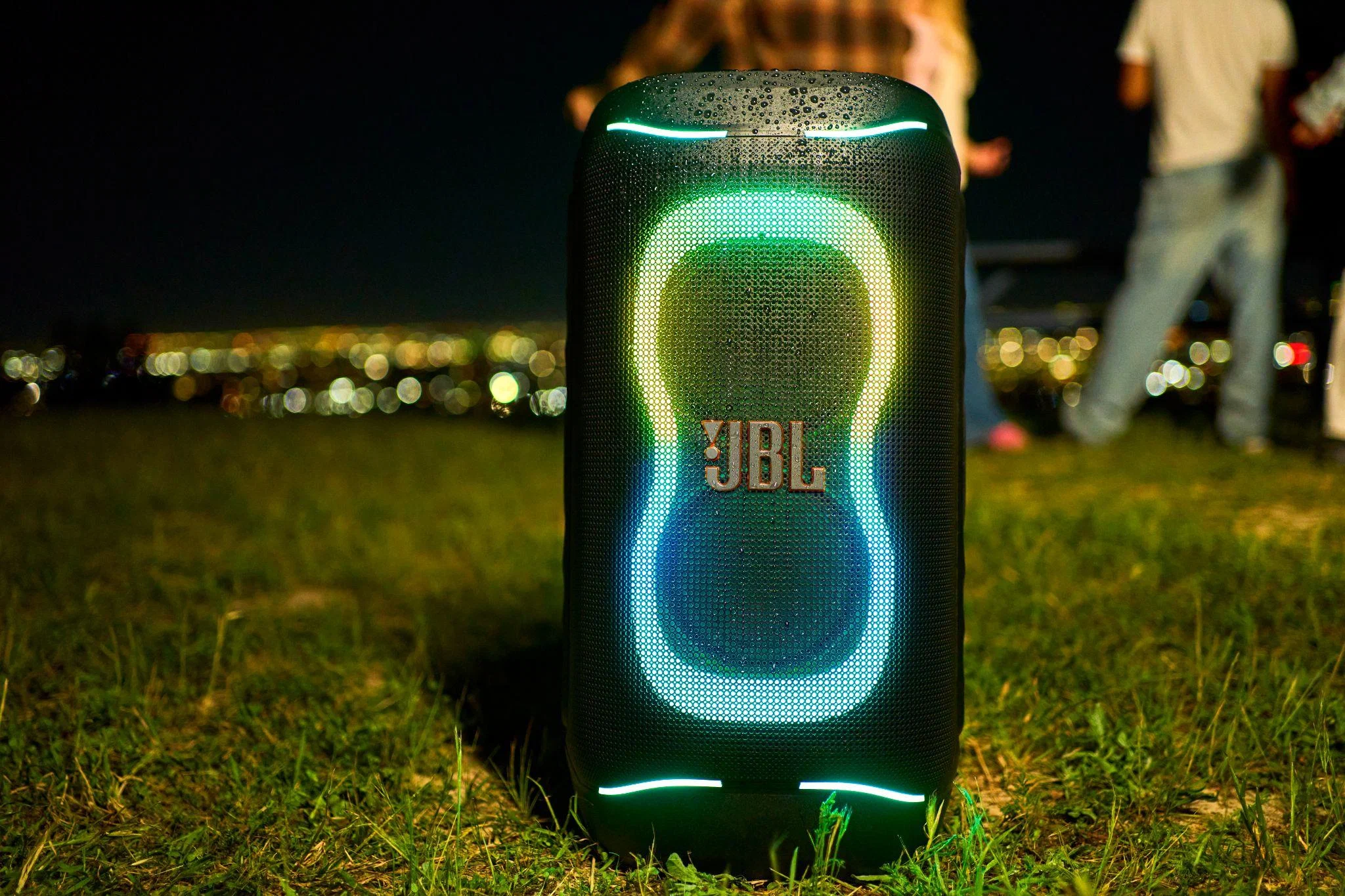 JBL PartyBox 330 và PartyBox 130 ra mắt tại Việt Nam với AI Sound Boost và đèn Dynamic Lightshow