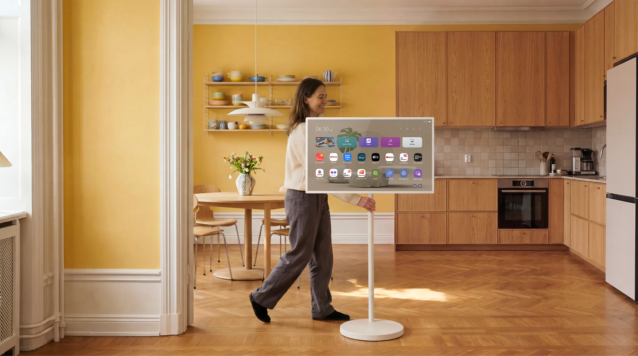 LG StanbyME 2 Max ra mắt tại Việt Nam - Màn hình 32 inch 4K nâng tầm giải trí di động