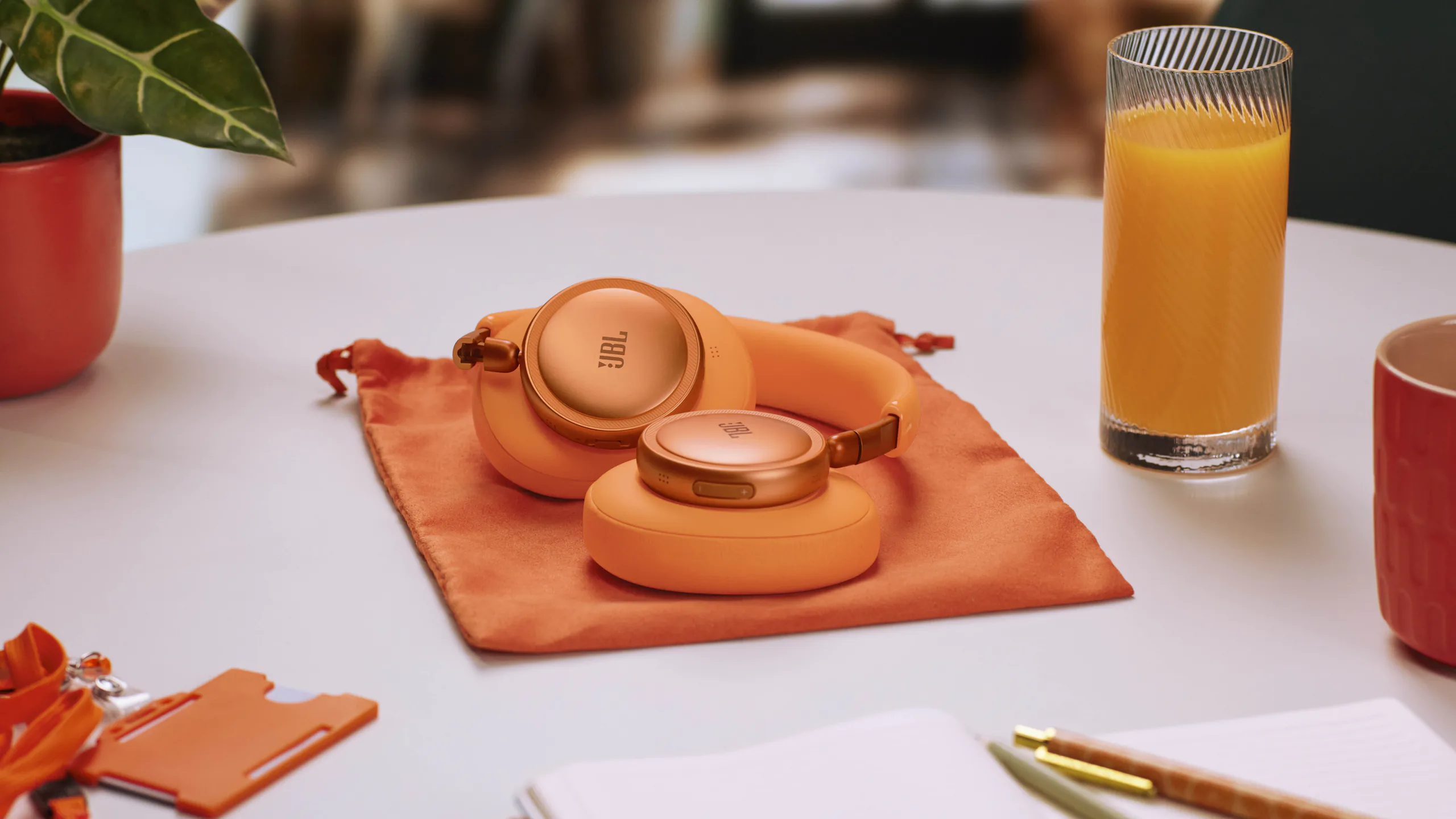 JBL Live 780NC và Live 680NC mở bán tại Việt Nam với thiết kế mới, chống ồn True ANC 2.0 và chất âm cá nhân hóa