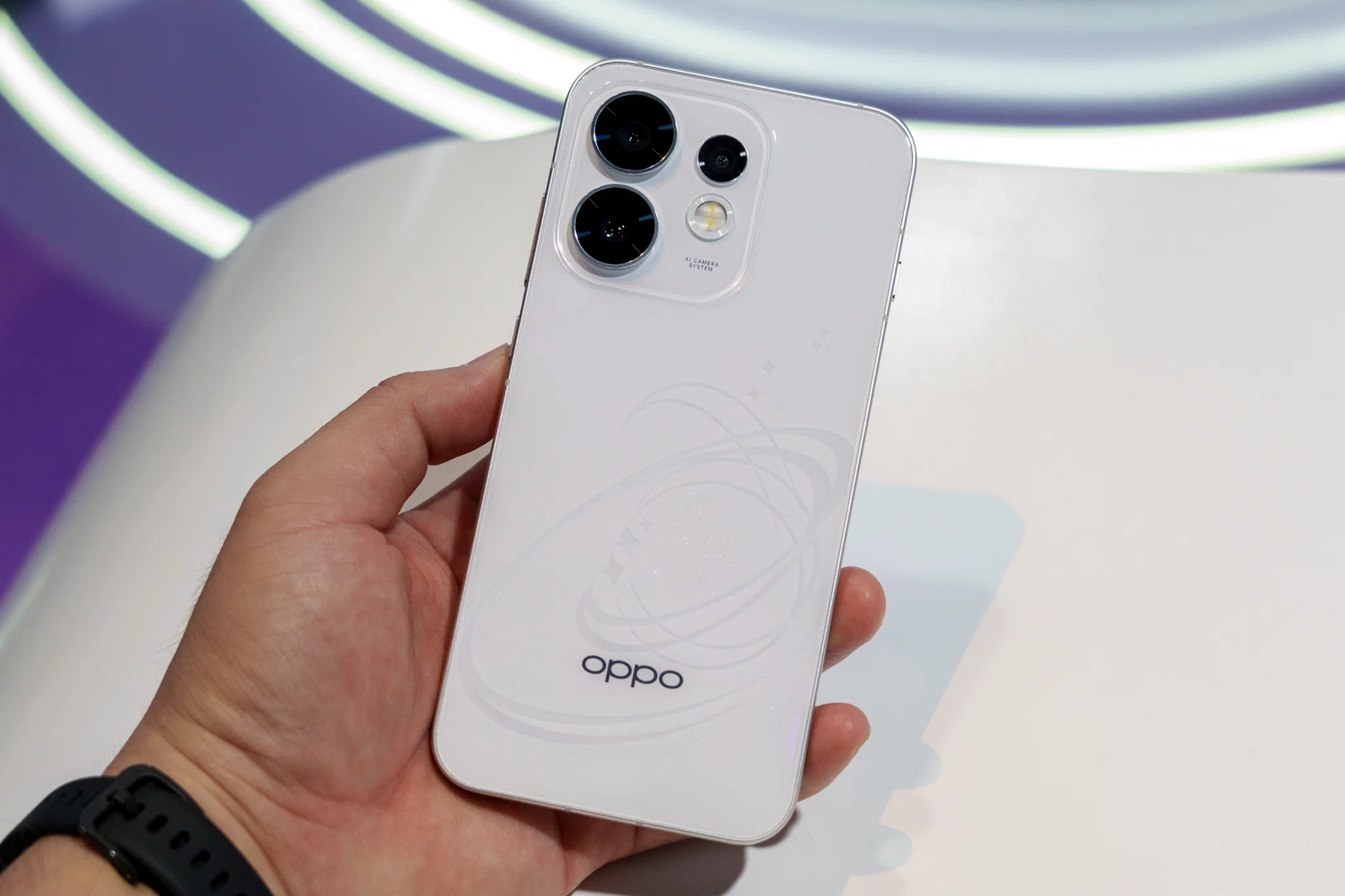 OPPO Reno16 Series 5G ra mắt tại Việt Nam với thiết kế Hành Tinh 3D cùng camera săn ảnh thời thượng