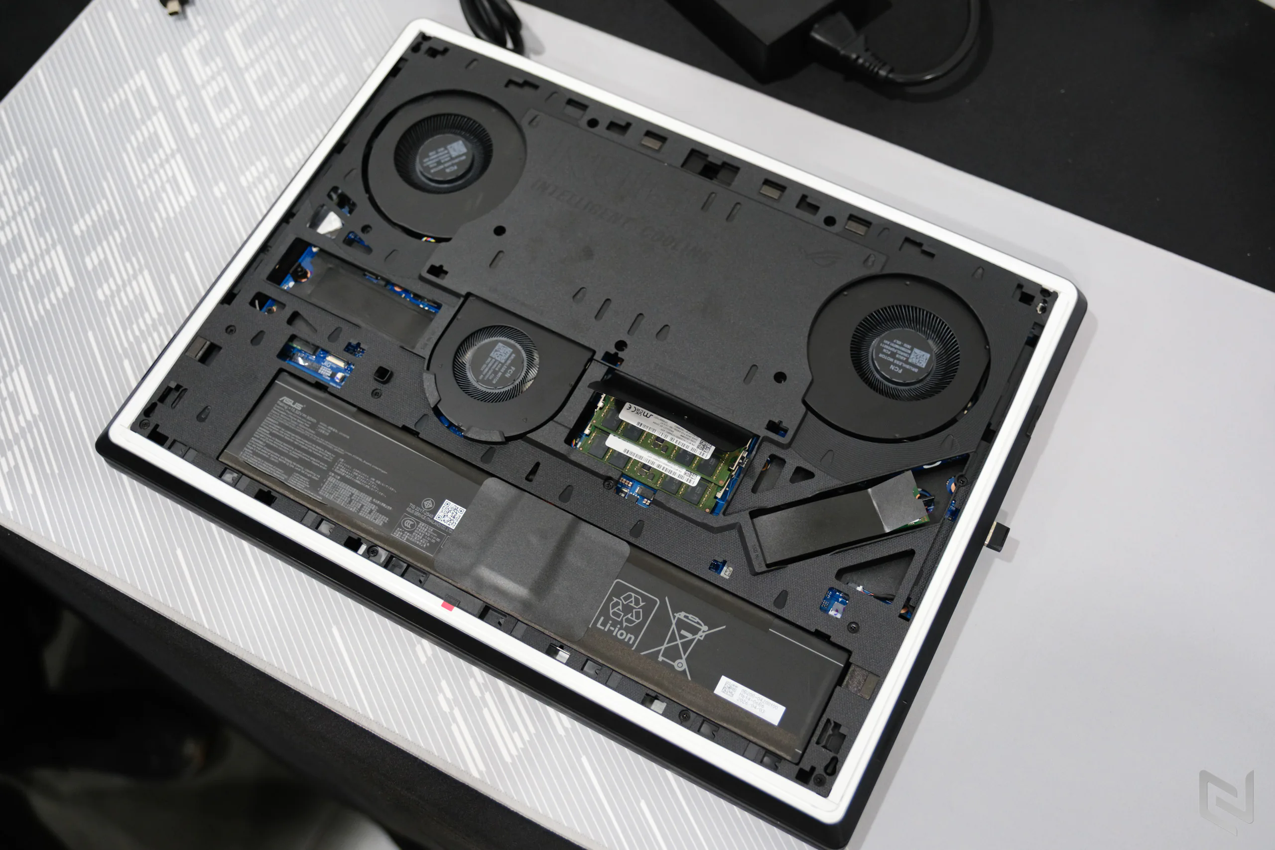 ROG Strix SCAR 18 2026 mở bán tại Việt Nam với RTX 5090, màn hình Mini-LED 4K 240Hz và giá 179,990,000 VND