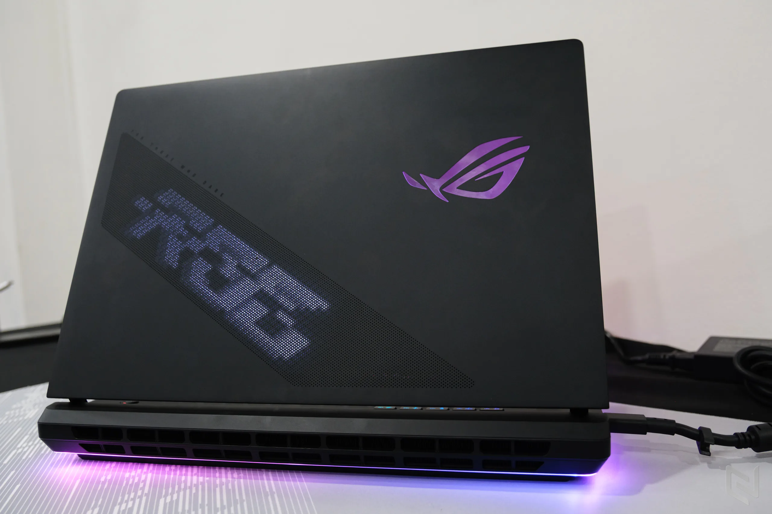 ROG Strix SCAR 18 2026 mở bán tại Việt Nam với RTX 5090, màn hình Mini-LED 4K 240Hz và giá 179,990,000 VND