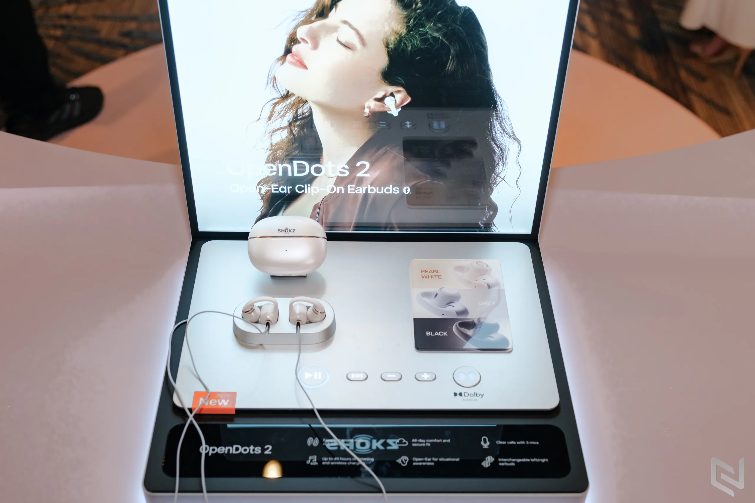 Shokz ra mắt OpenDots 2 với Dolby Audio, pin 40 giờ và thiết kế kẹp tai 6.4g