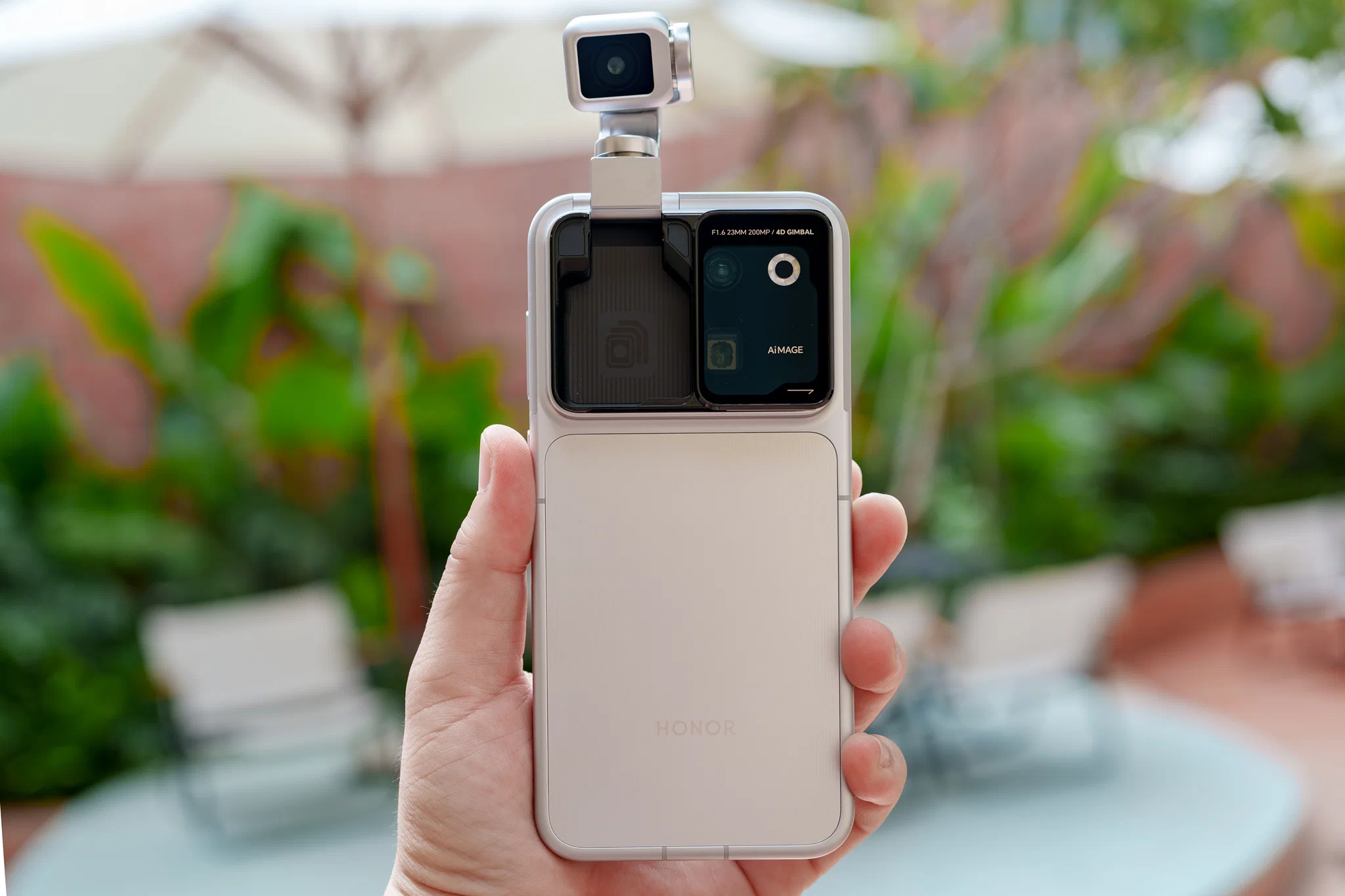 Trên tay HONOR Robot Phone tại Việt Nam, camera gimbal 4DoF tự xoay bằng AI