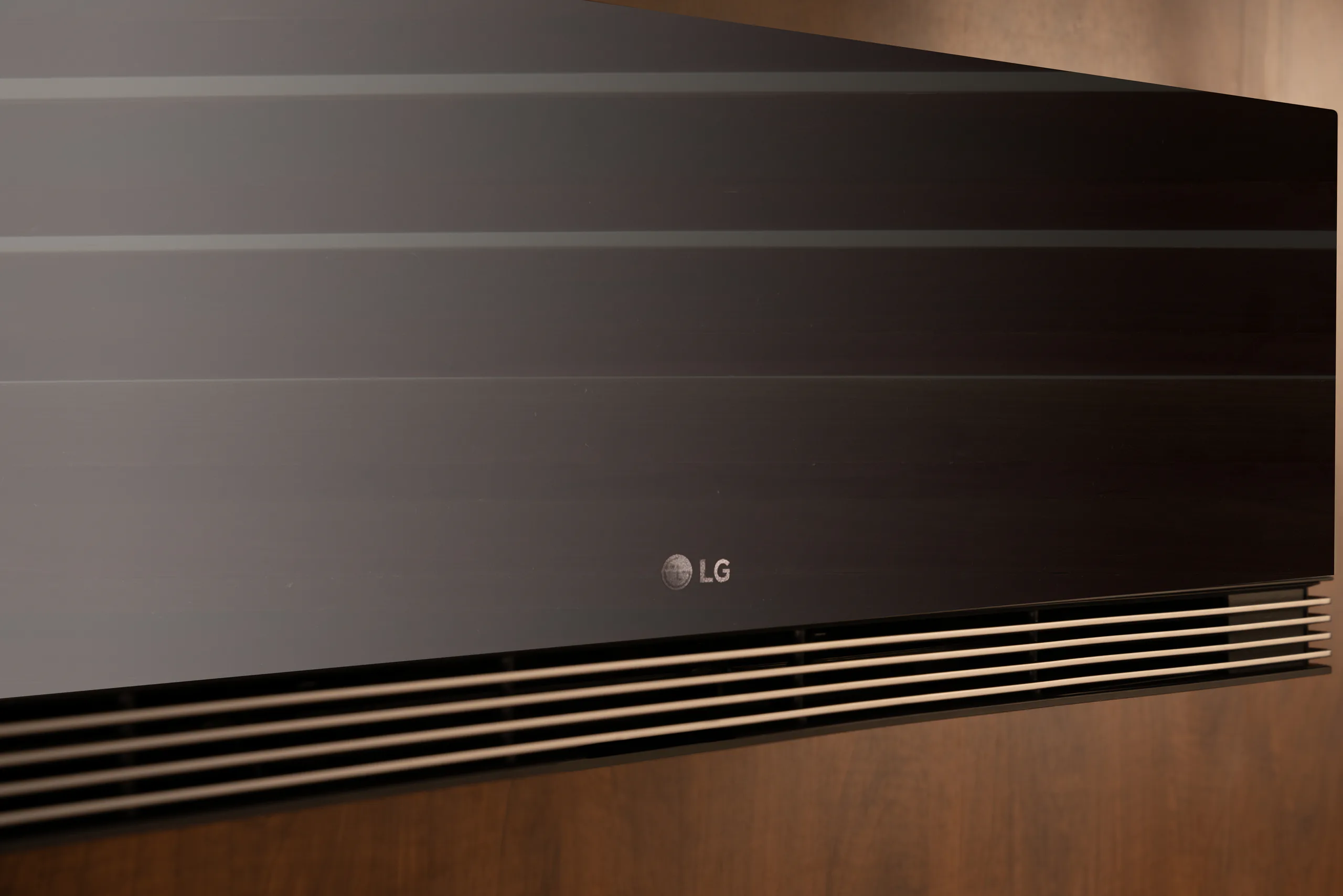 LG ra mắt điều hòa ARTCOOL AI Air với mặt gương đen và khả năng làm mát nhanh hơn 23%