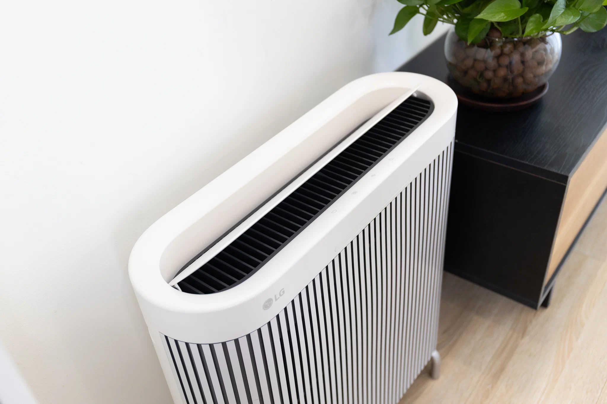 LG ra mắt PuriCare WallFit tại Việt Nam - Máy lọc không khí với thiết kế mỏng sát tường và AI Mode