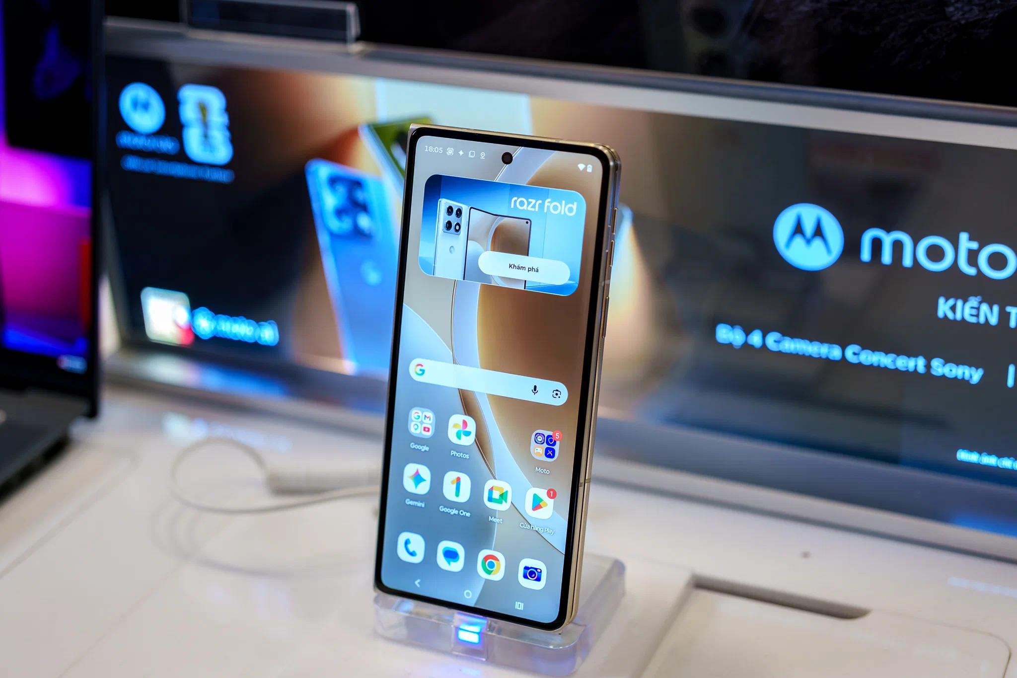 Motorola razr fold ra mắt tại Việt Nam với camera đạt DXOMARK Gold Label